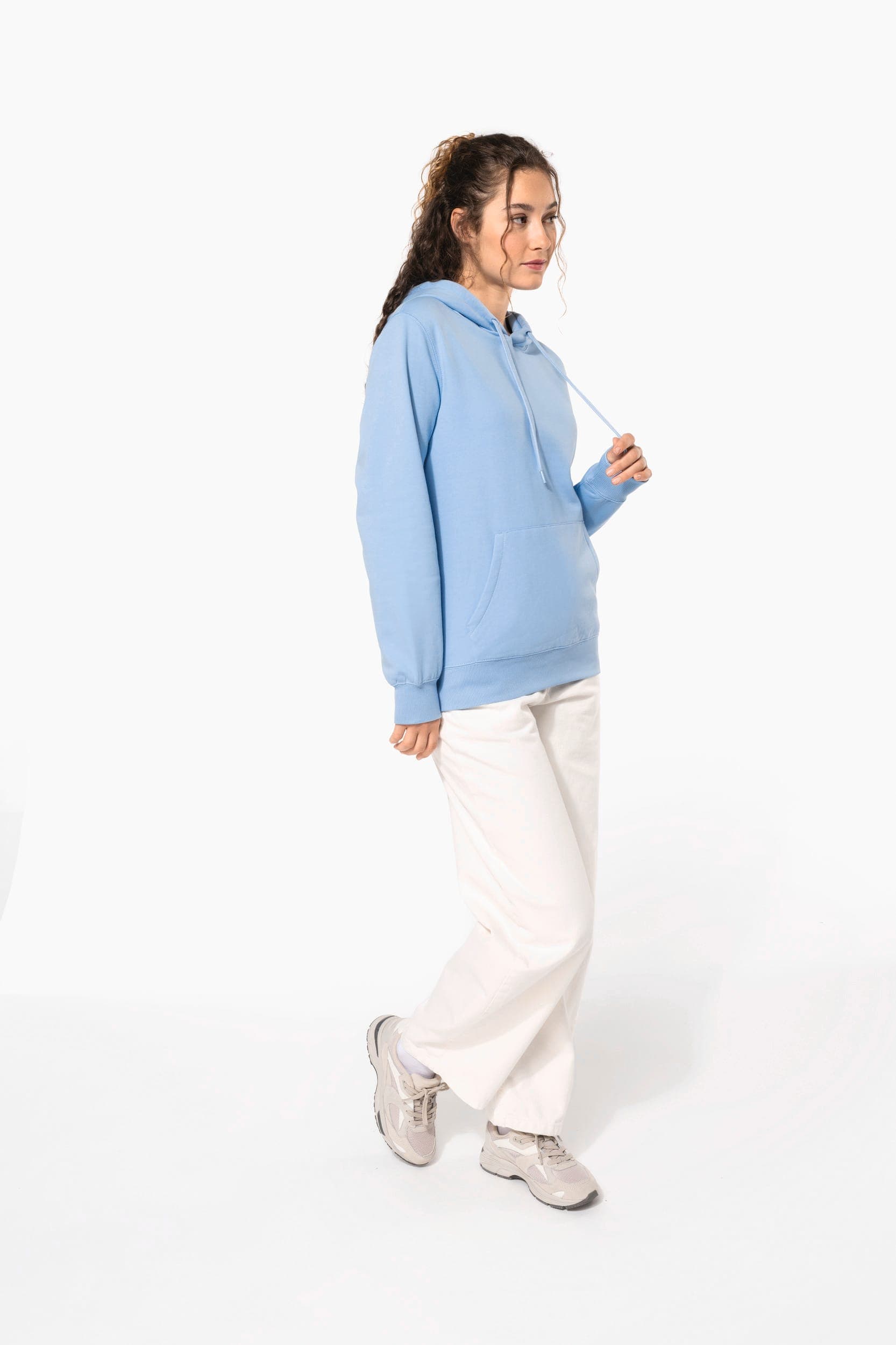 Sweat-shirt recyclé à capuche unisexe en situation
