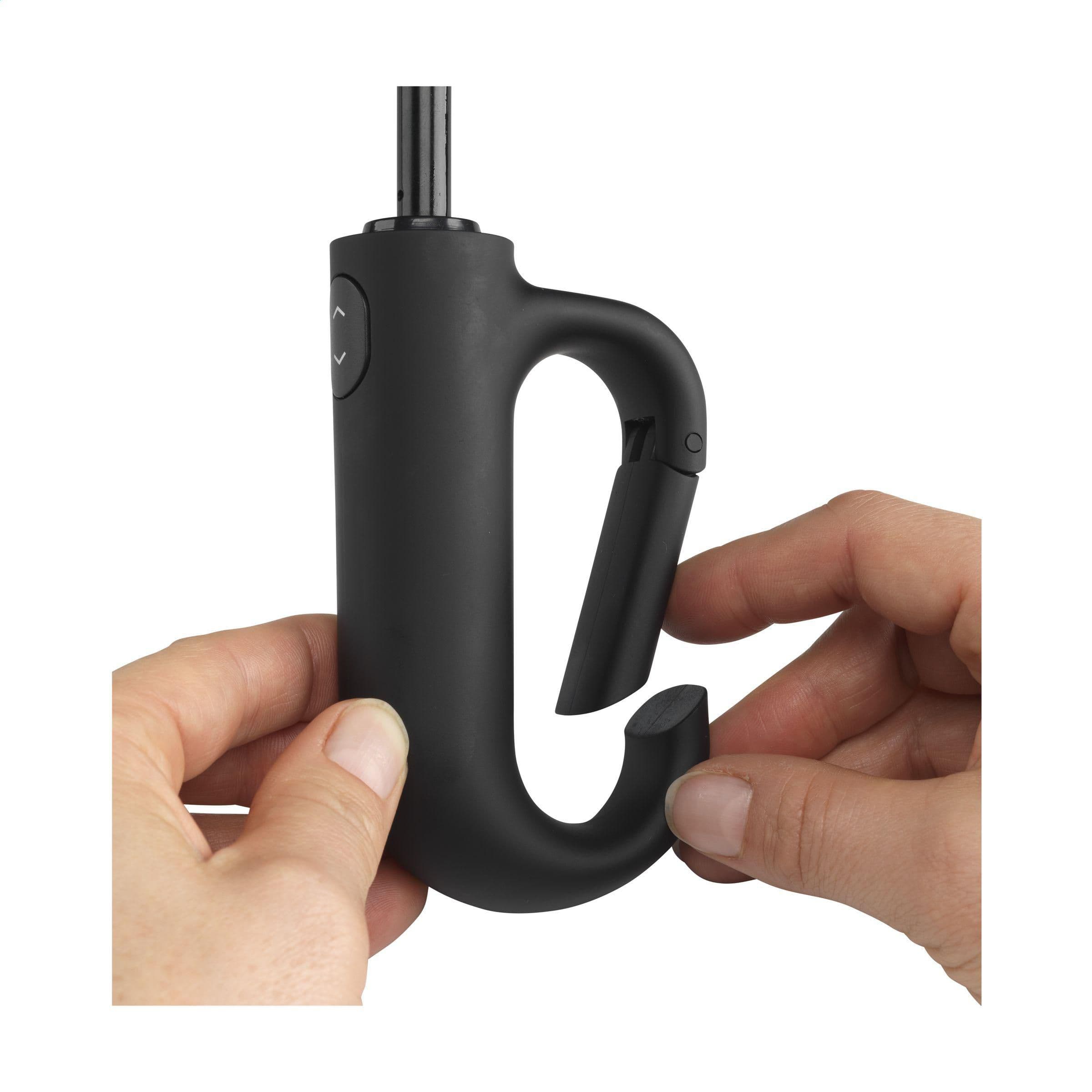 Parapluie pliable Carabiner RCS RPET 21 pouces en situation