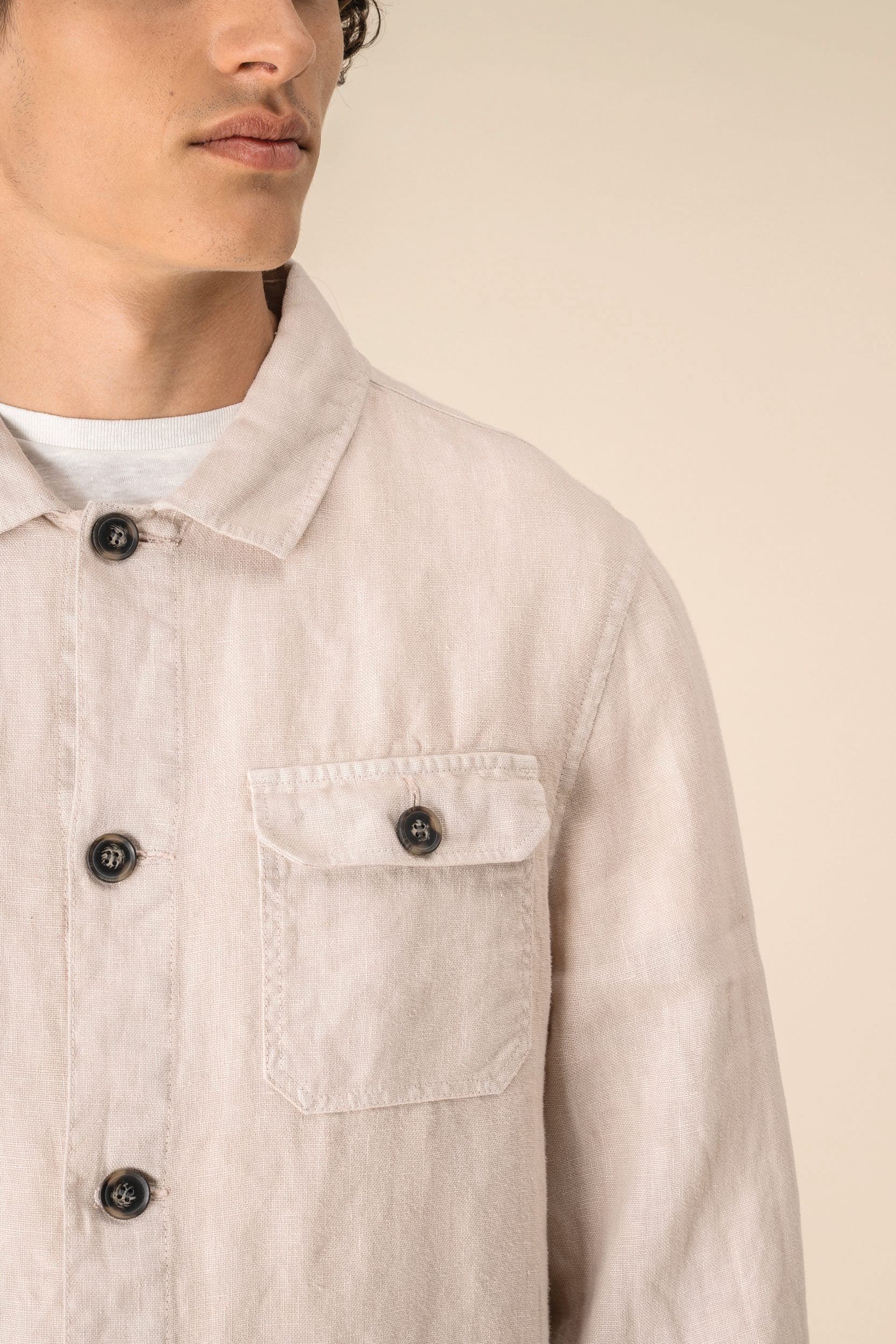 Surchemise délavée en lin homme en situation
