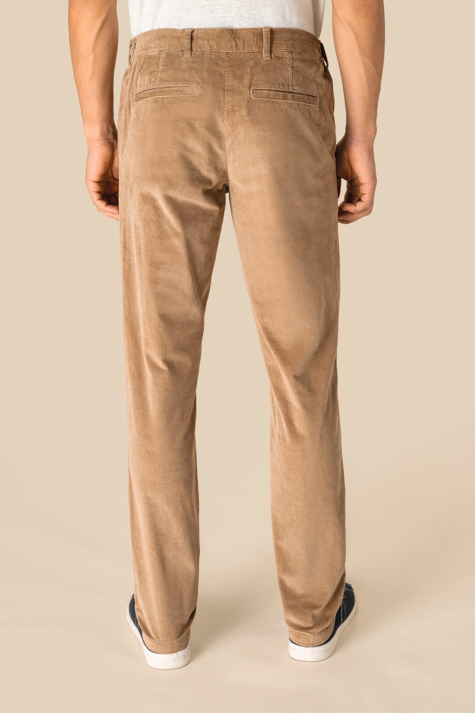 Pantalon écoresponsable en velours côtelé homme en situation