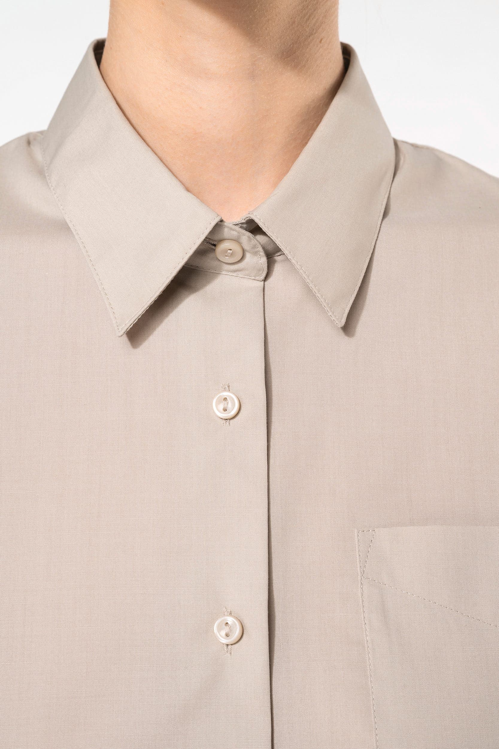 Chemise popeline polycoton manches courtes entretien facile femme en situation