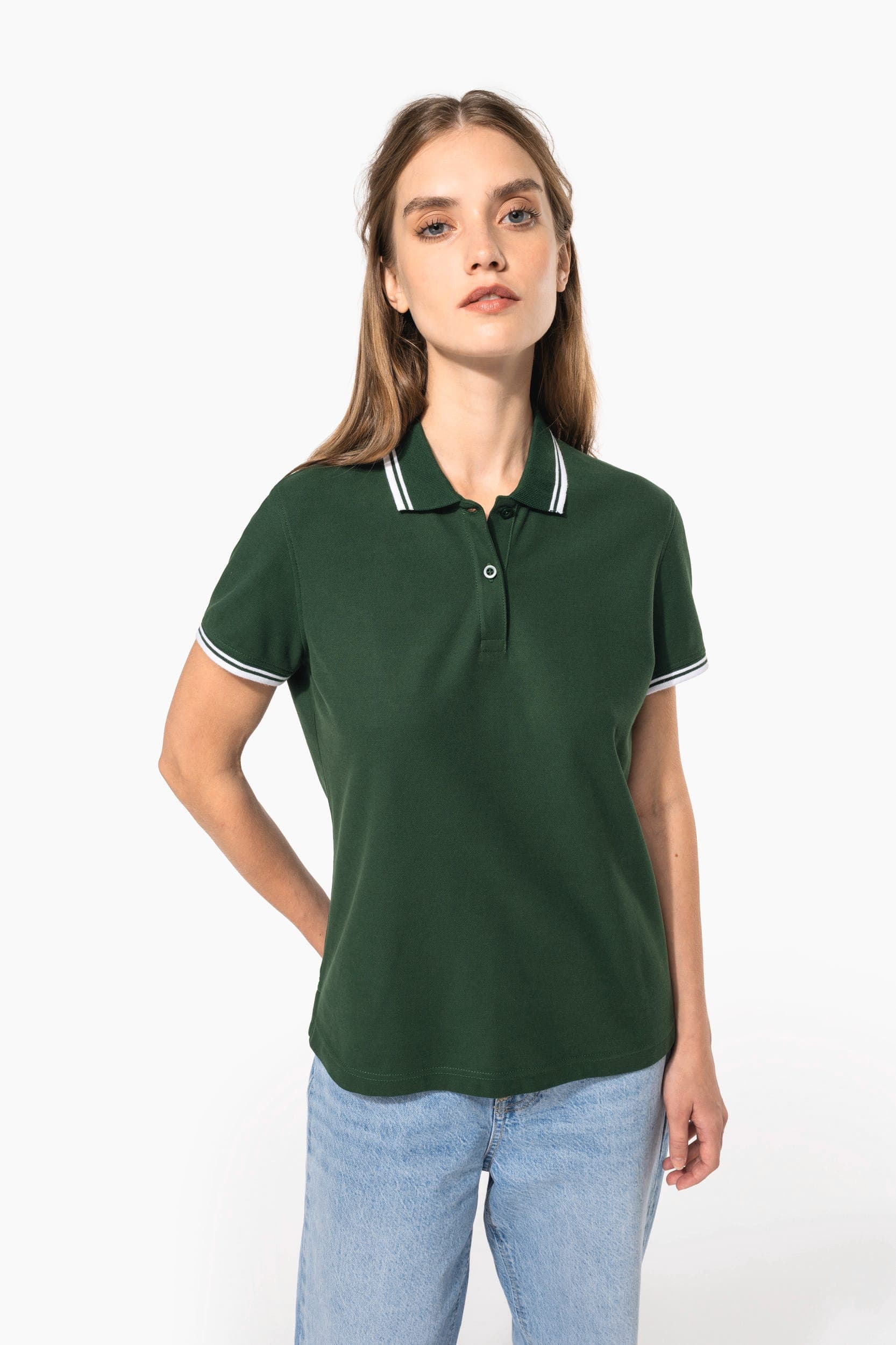 Polo femme manches courtes à liserés contrastés en situation