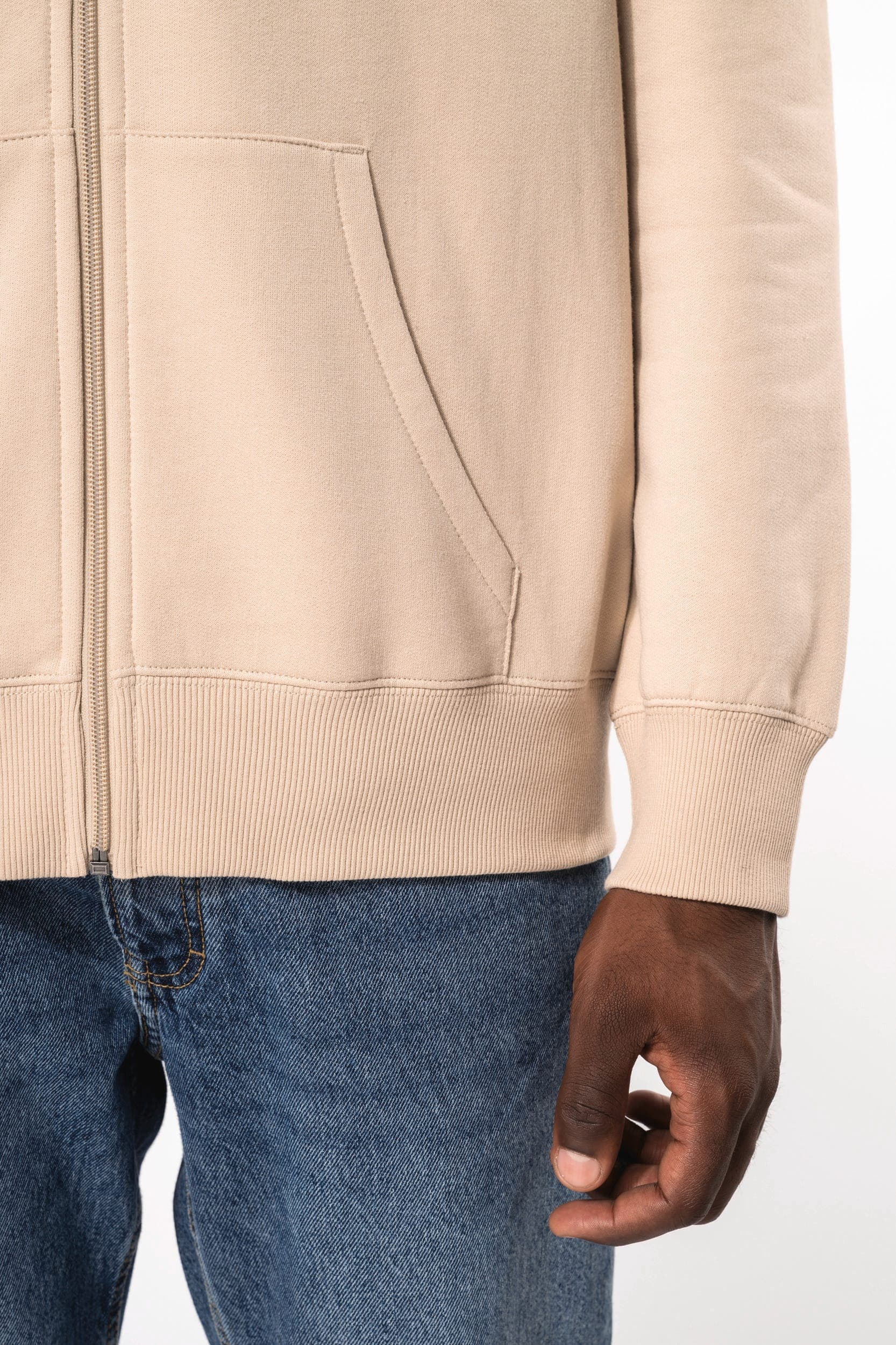 Sweat-shirt recyclé zippé à capuche unisexe en situation