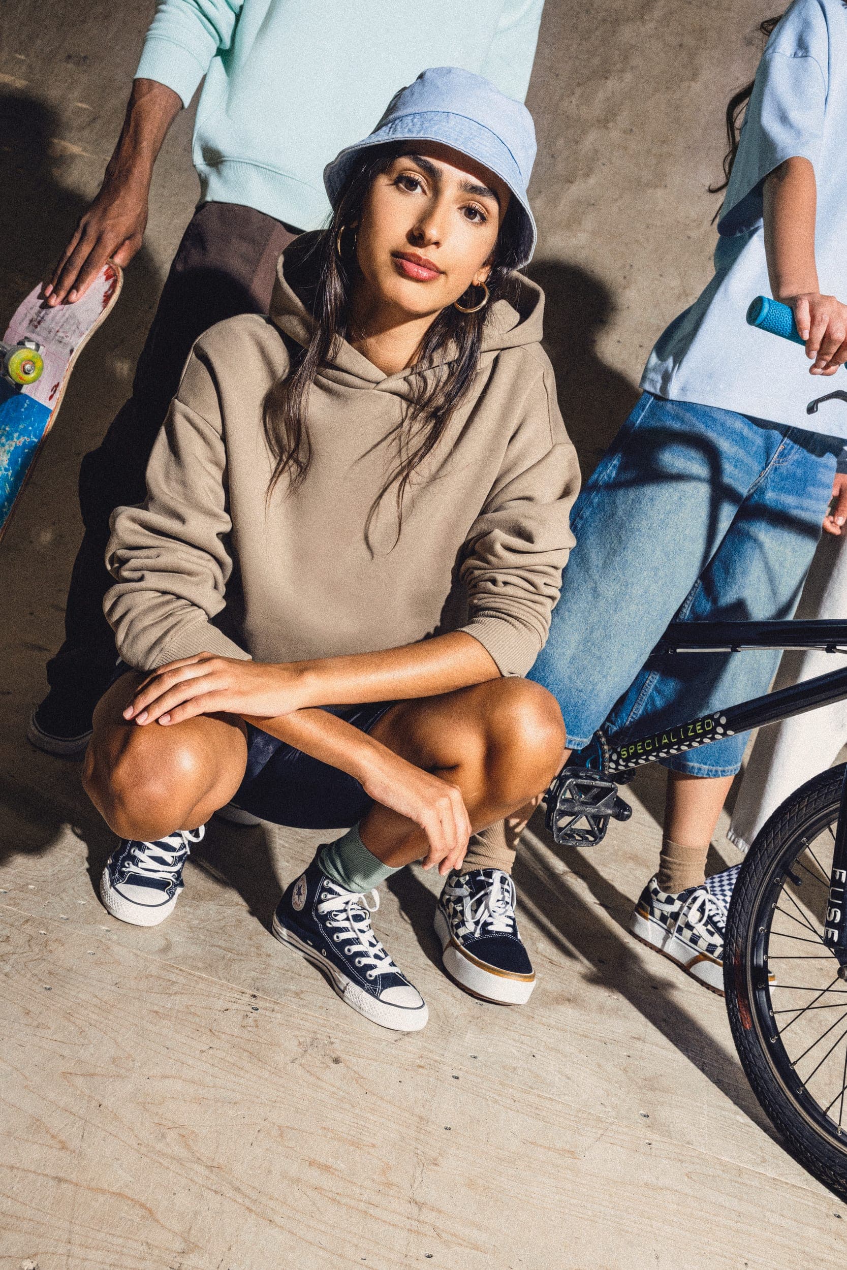 Sweat-shirt écoresponsable à capuche oversize unisexe en situation
