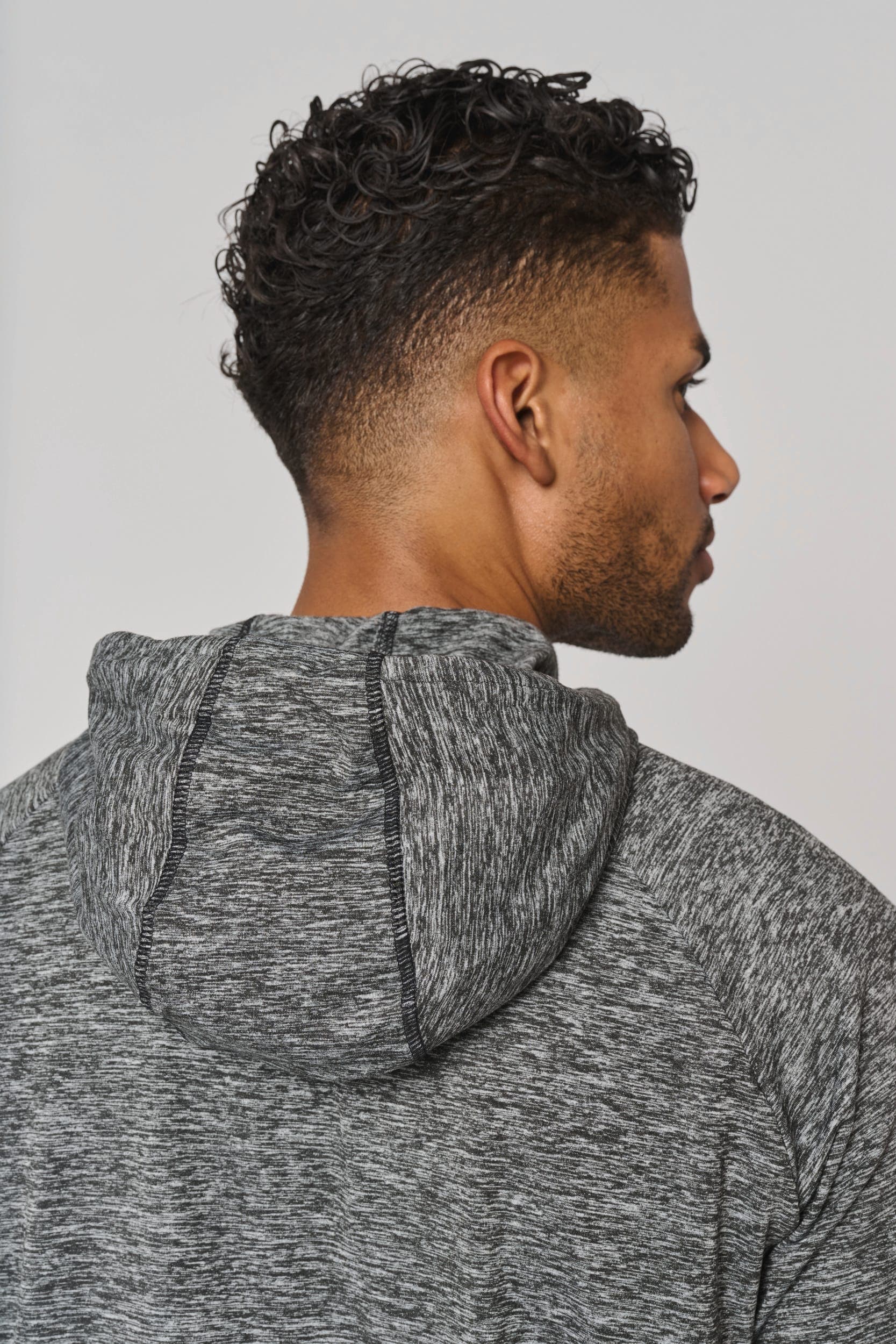 Sweat-shirt à capuche 1/4 zip sport unisexe en situation