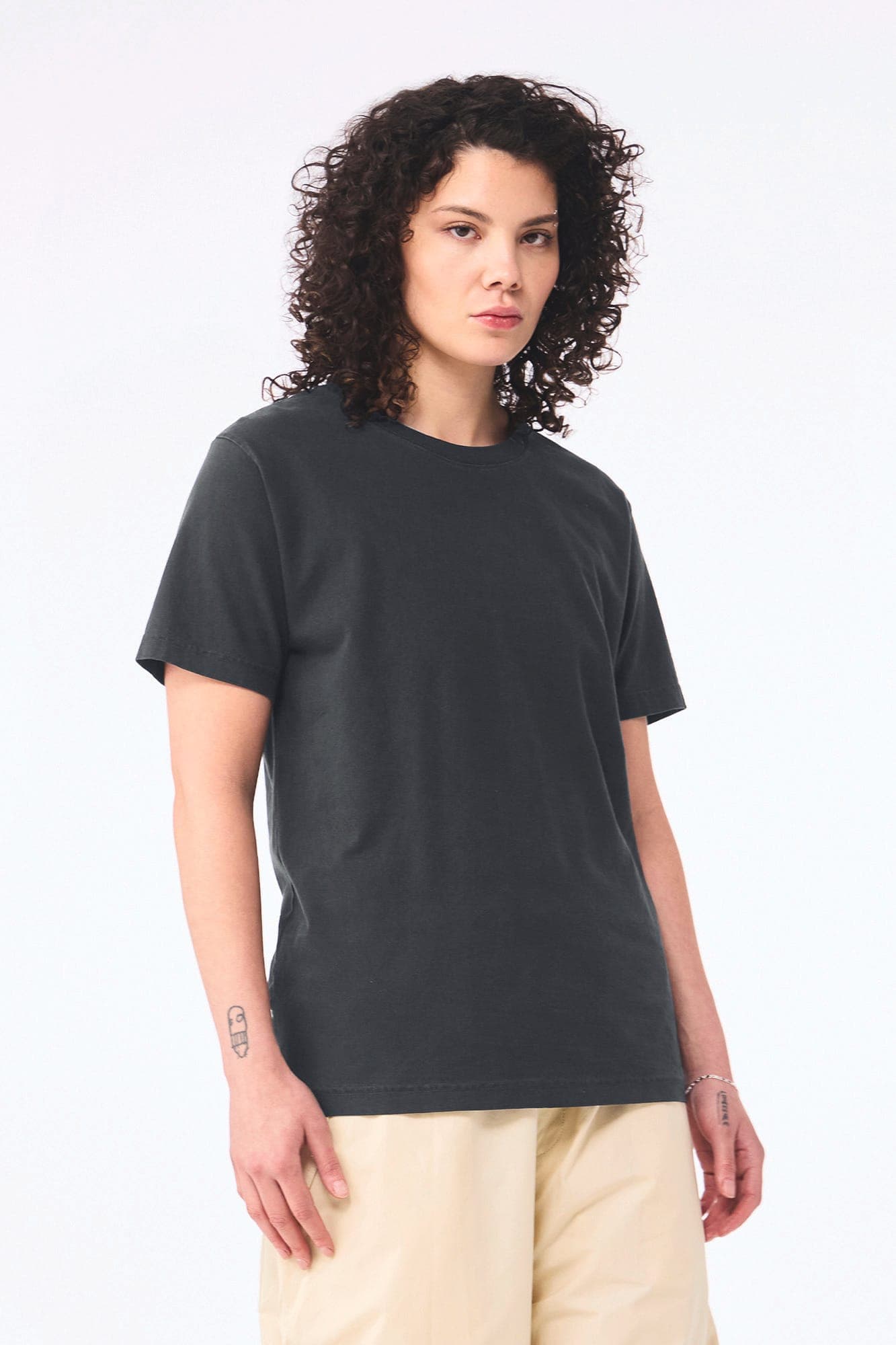T-shirt délavé épais unisexe en situation