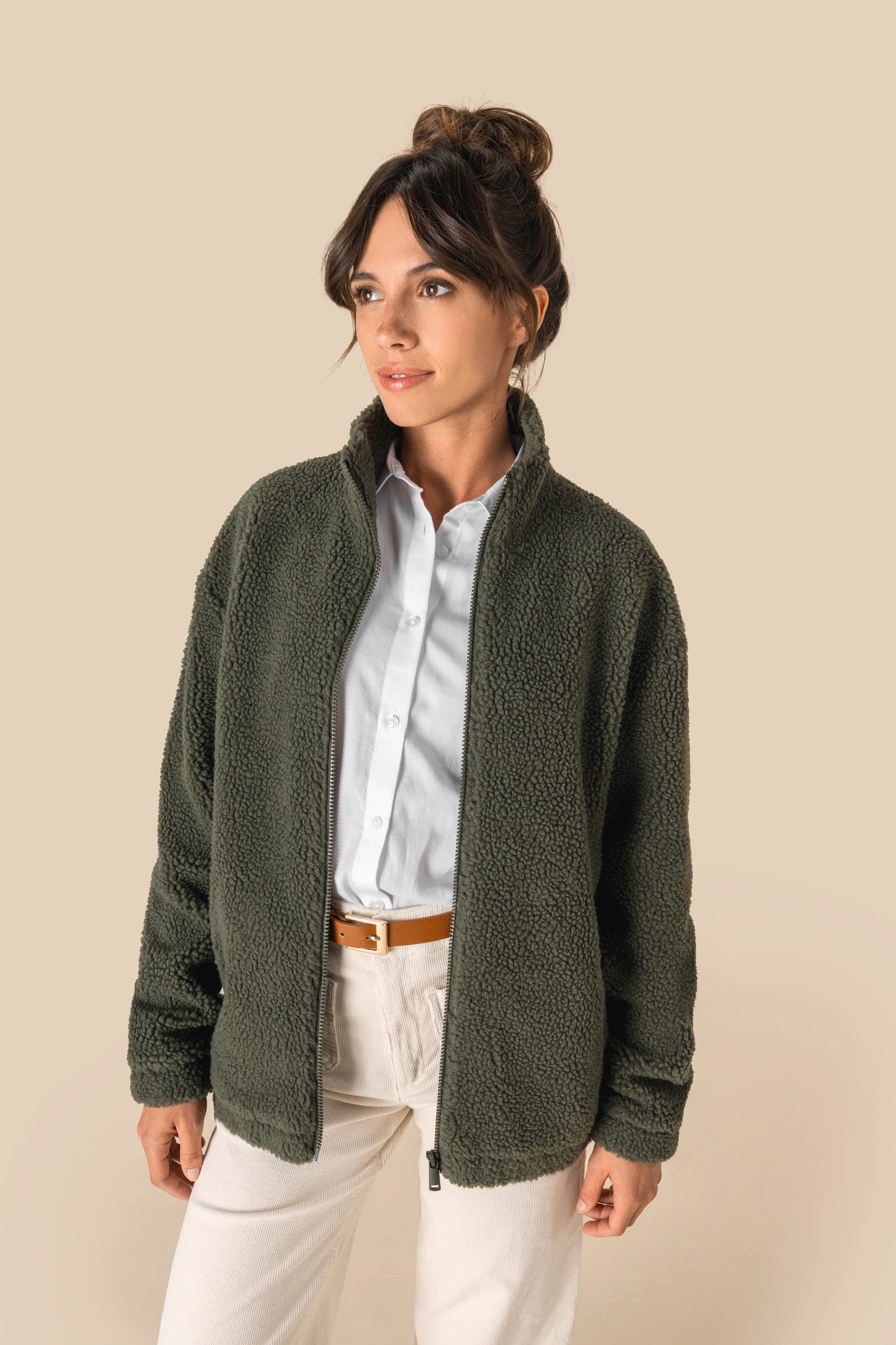 Sweat-shirt zippé à épaules tombantes en sherpa unisexe en situation