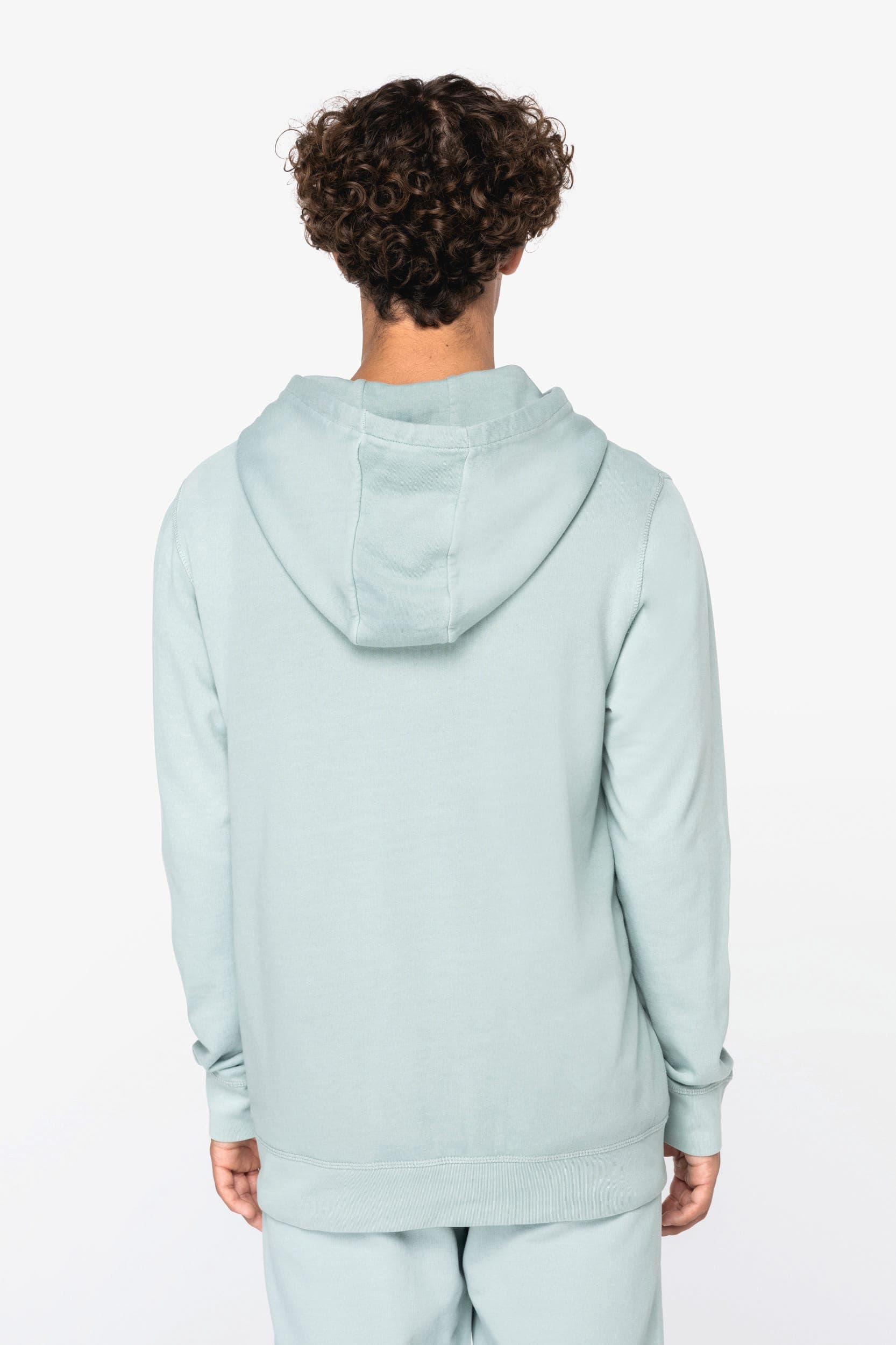 Sweat-shirt écoresponsable à capuche French Terry unisexe en situation
