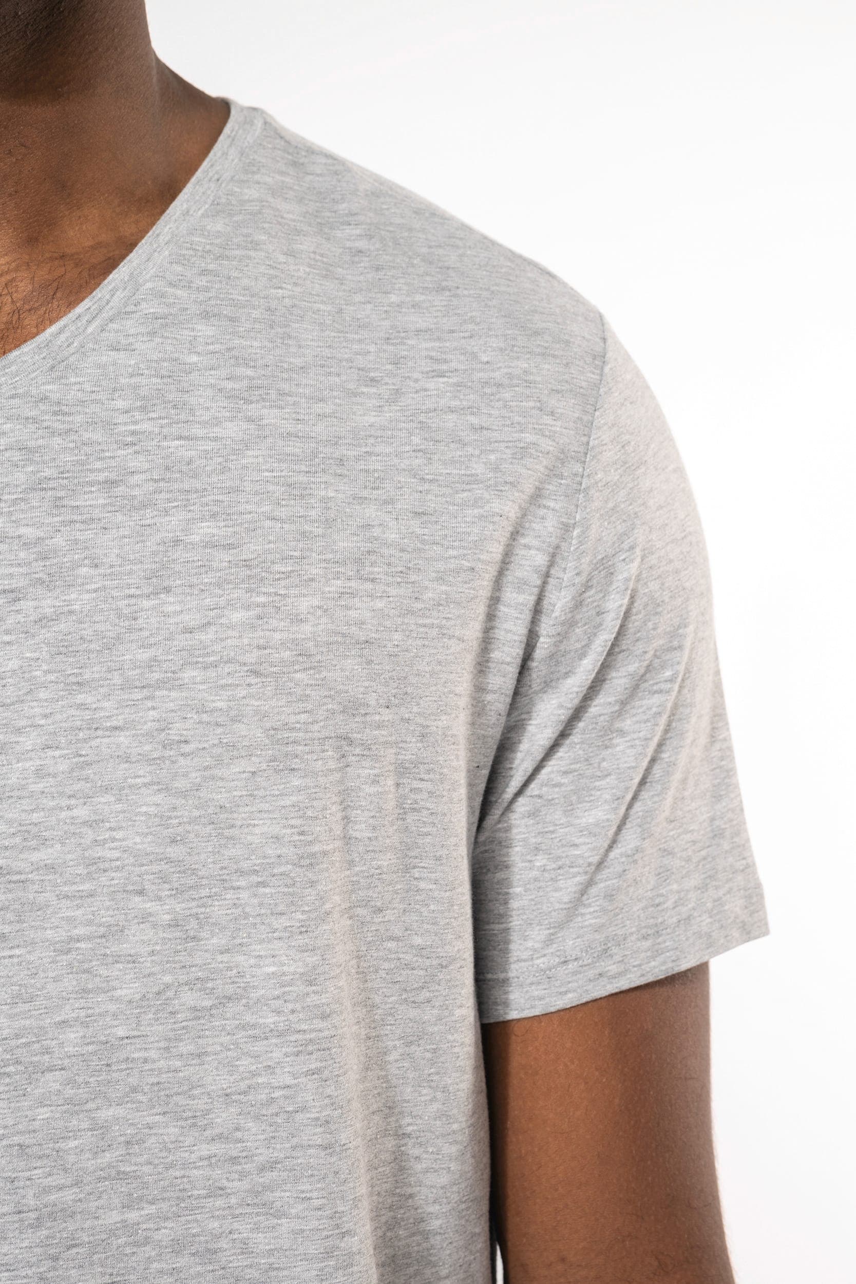 T-shirt manches courtes col V homme en situation