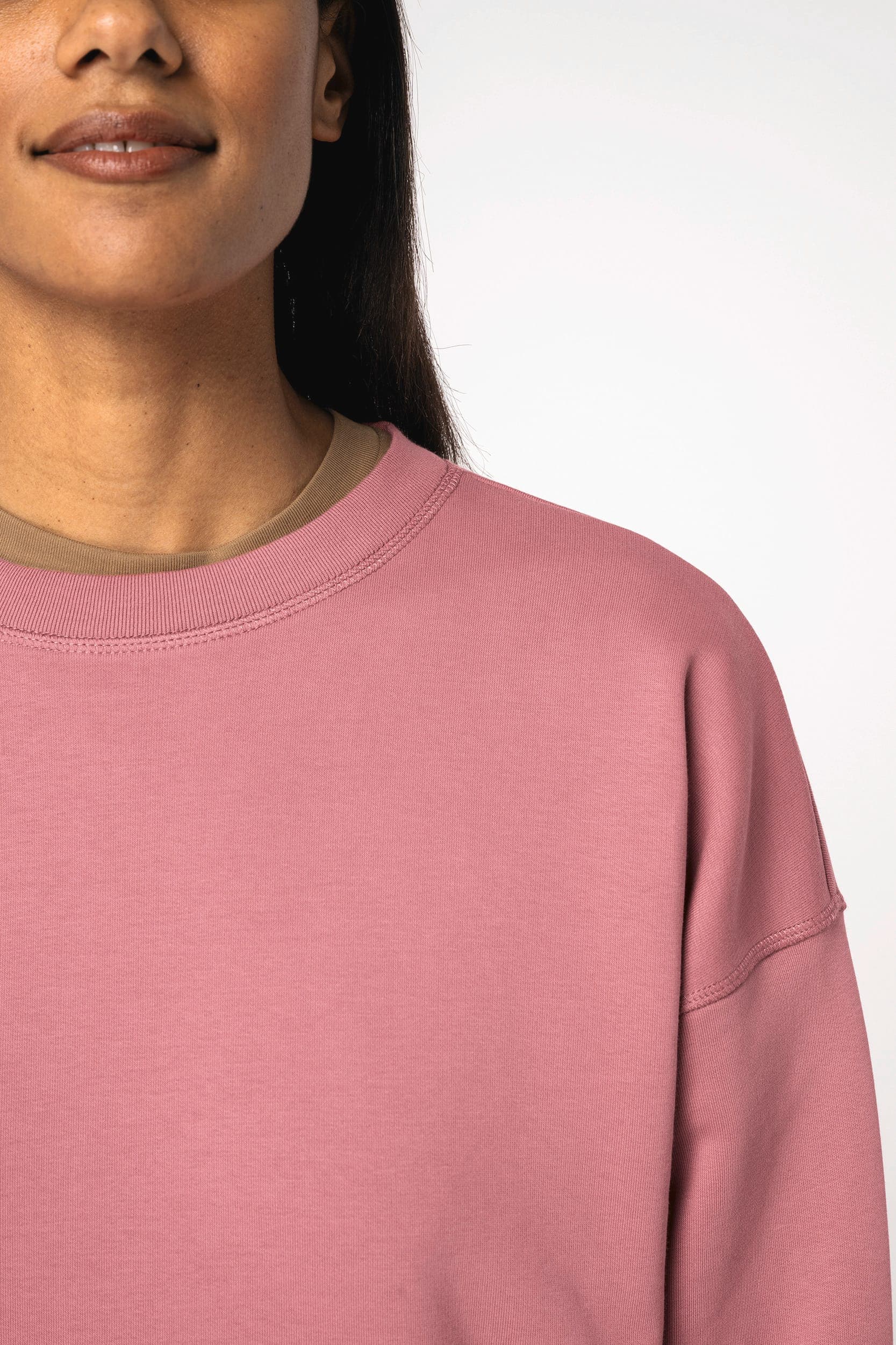 Sweat-shirt écoresponsable à col rond à épaules tombantes femme en situation
