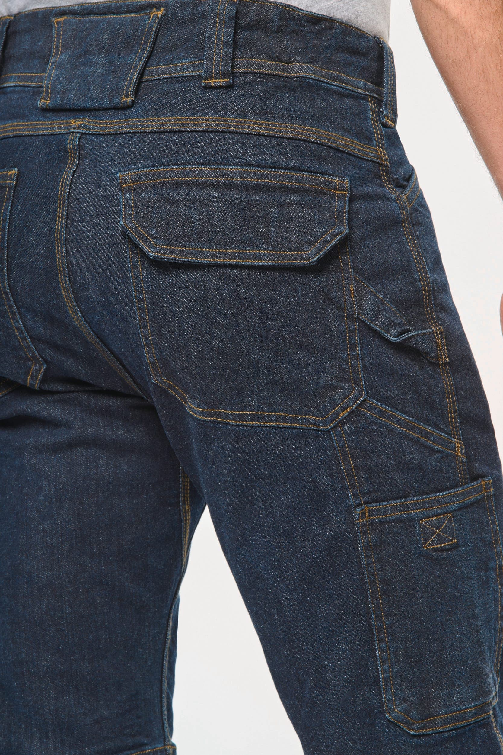 Bermuda denim multipoches homme en situation