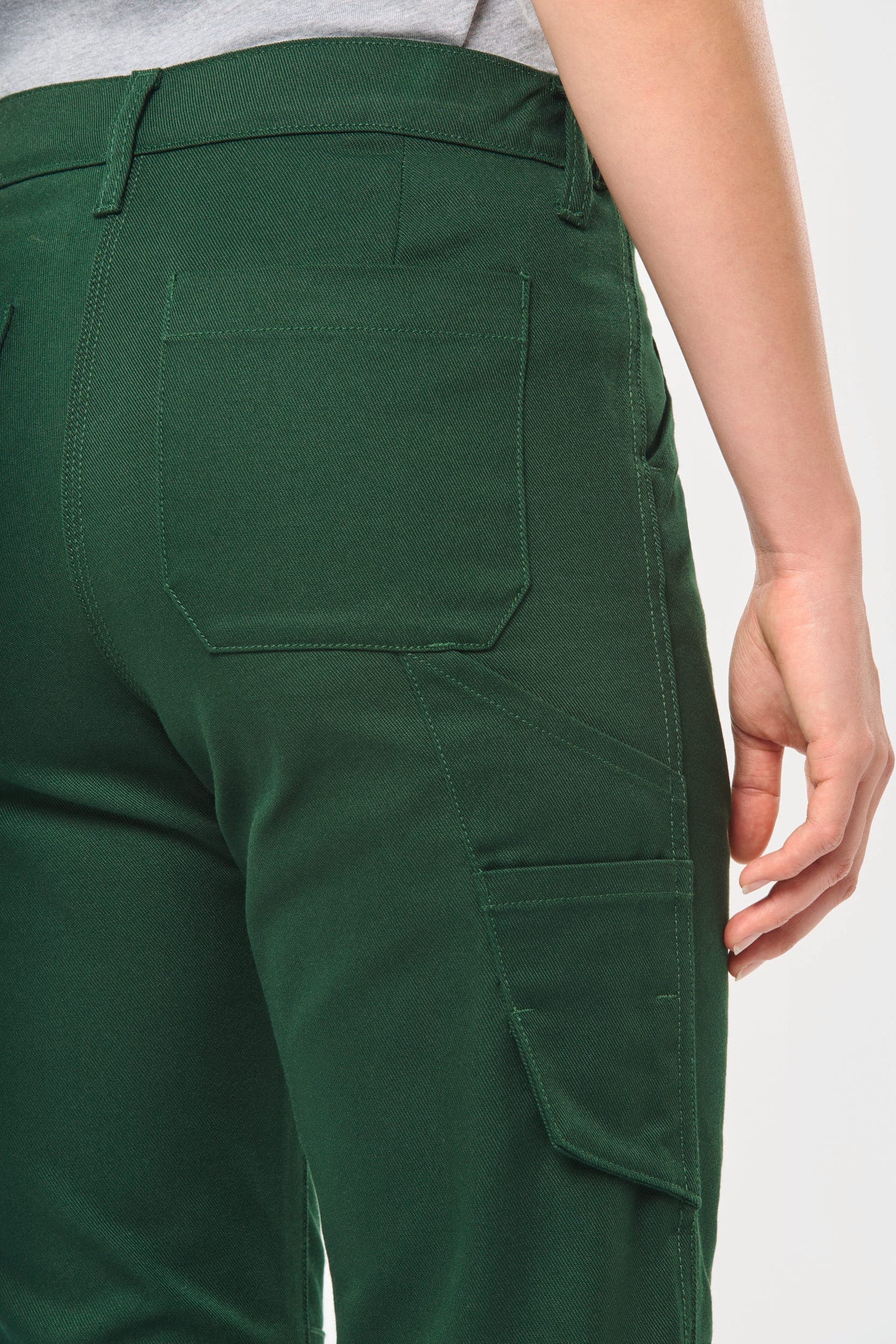 Pantalon de travail multipoches femme en situation