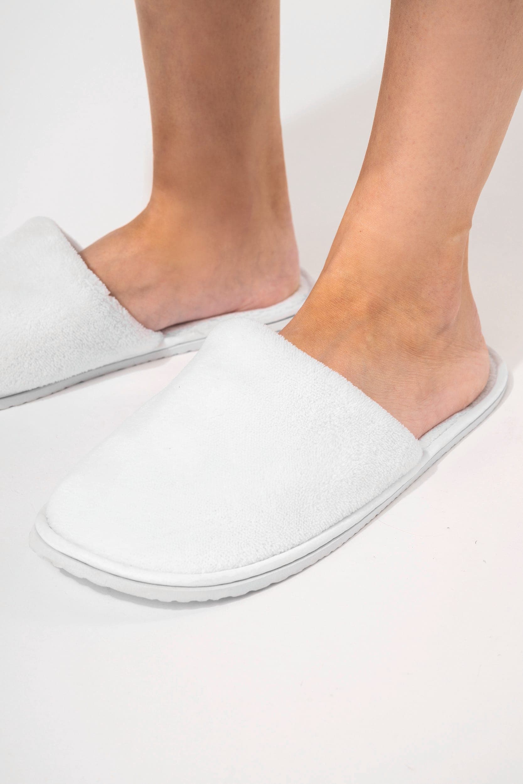 Chaussons en tissu éponge unisexe en situation