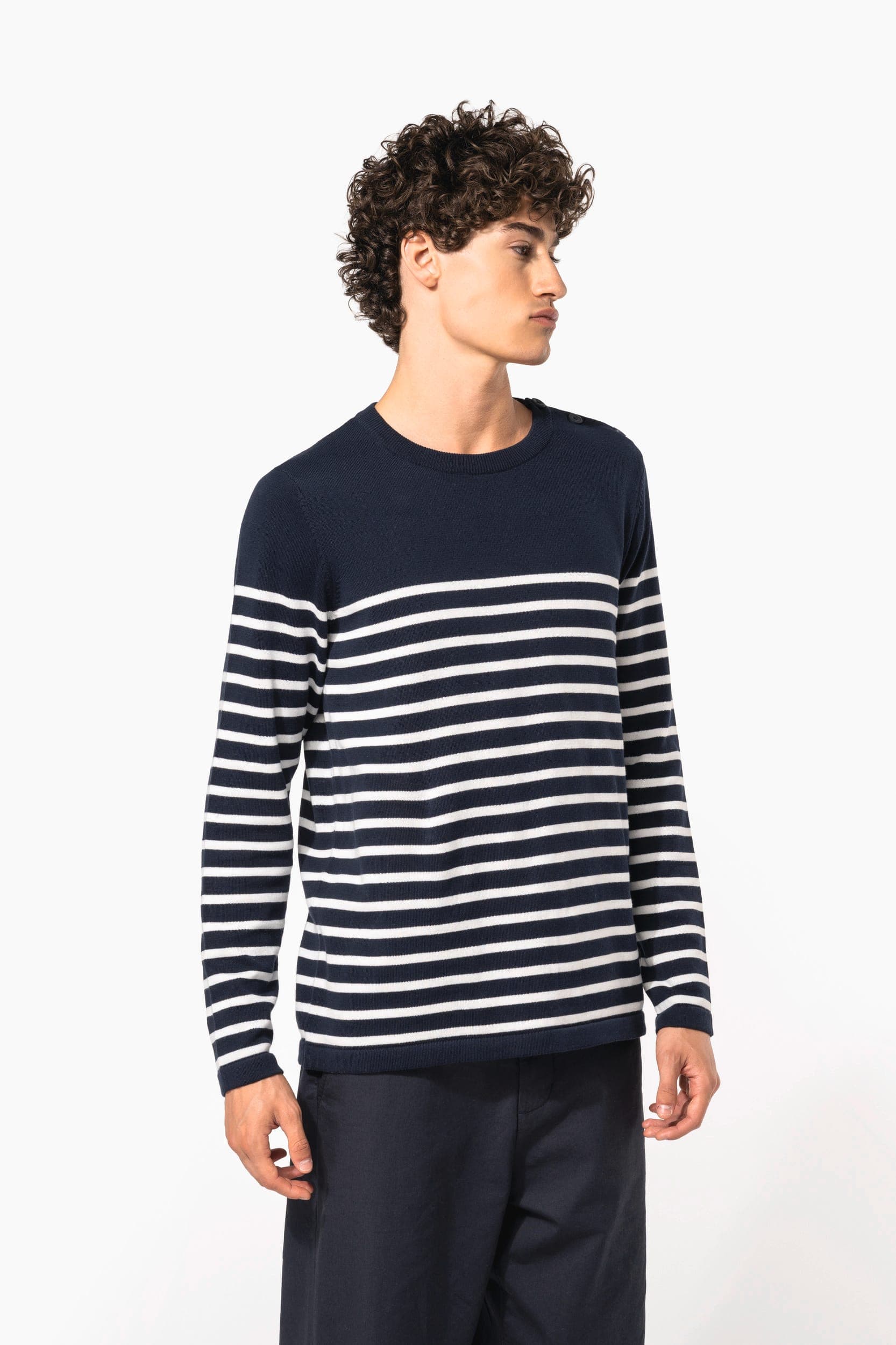 Pull marin homme en situation