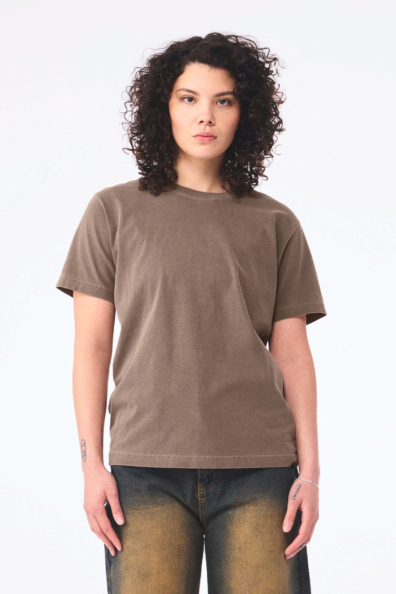 T-shirt délavé épais unisexe en situation