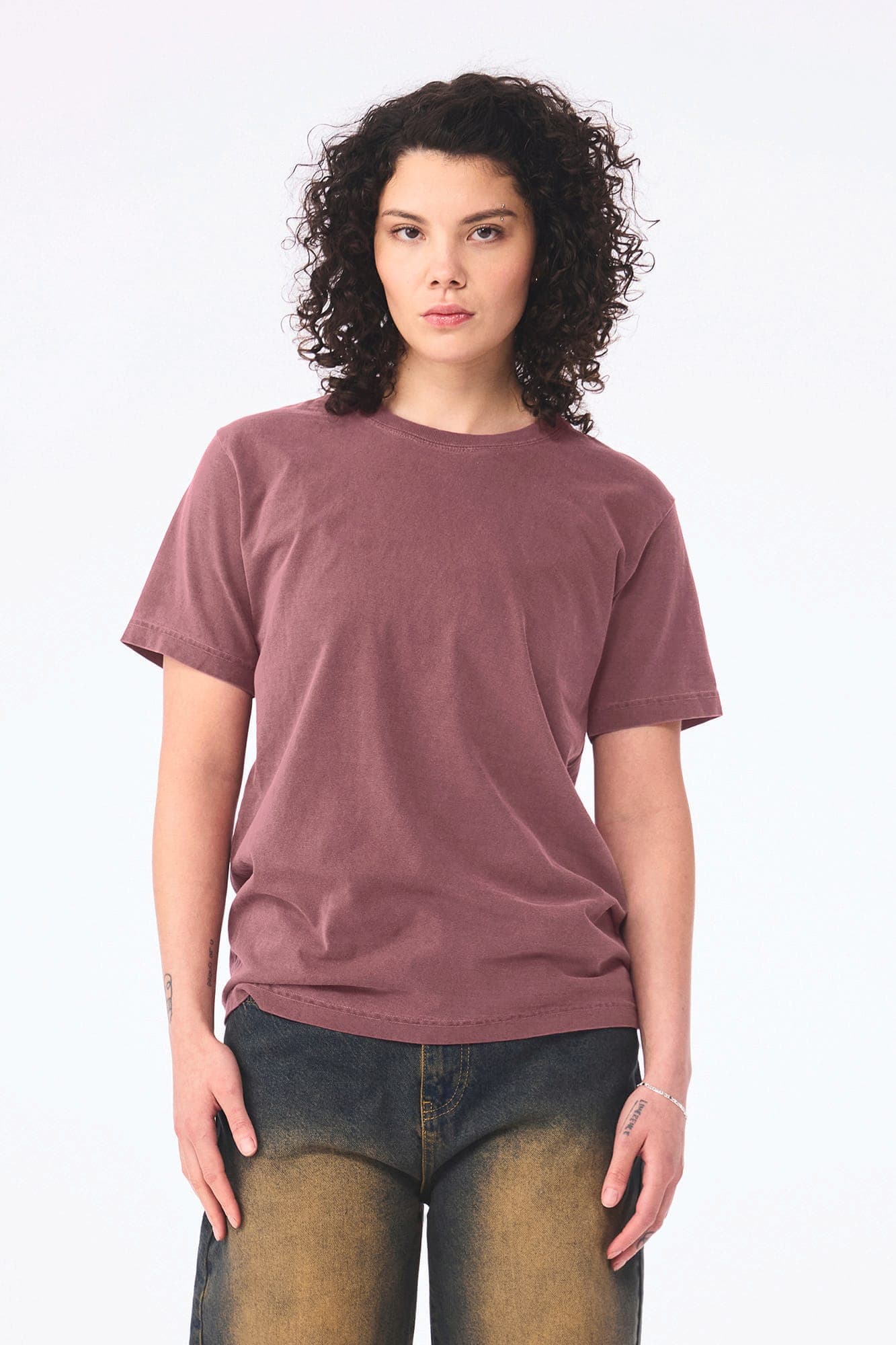 T-shirt délavé épais unisexe en situation