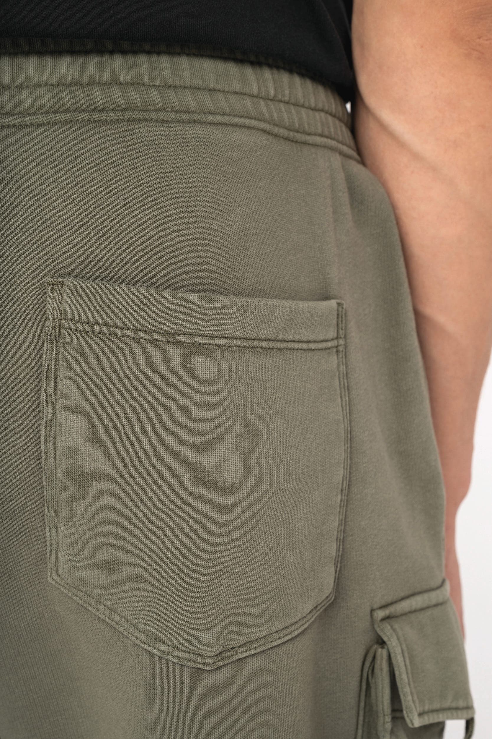 Short cargo écoresponsable délavé French Terry homme en situation