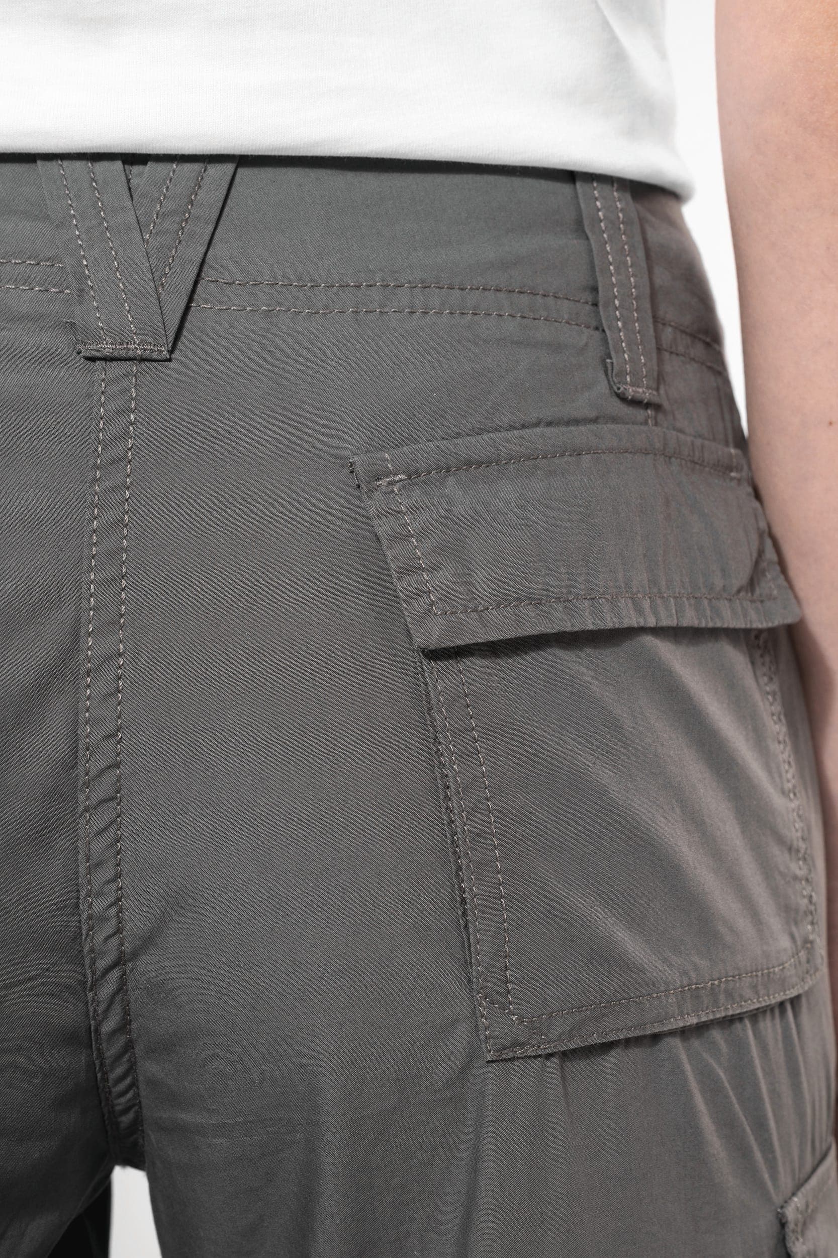 Pantalon léger multipoches femme en situation