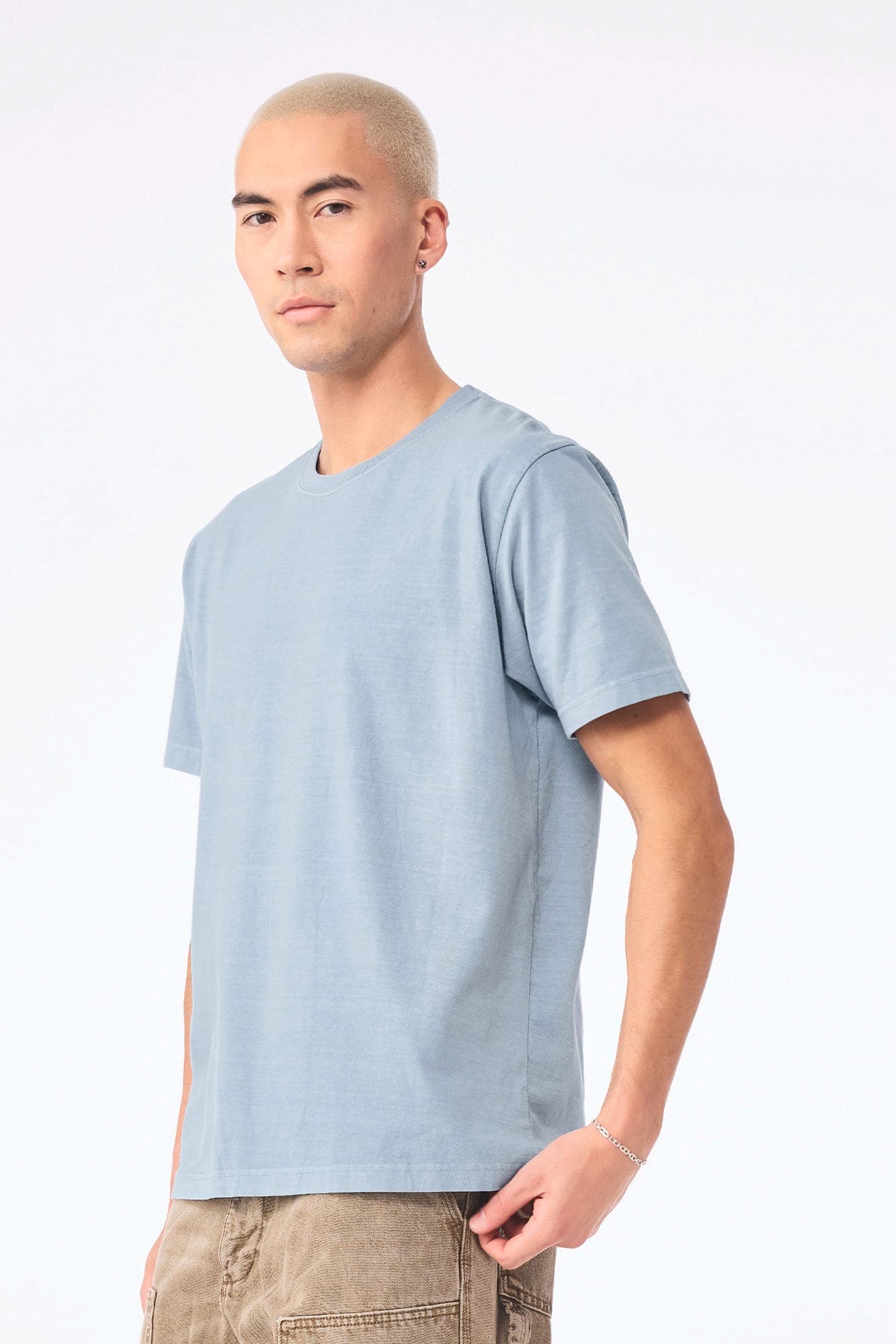 T-shirt délavé épais unisexe en situation