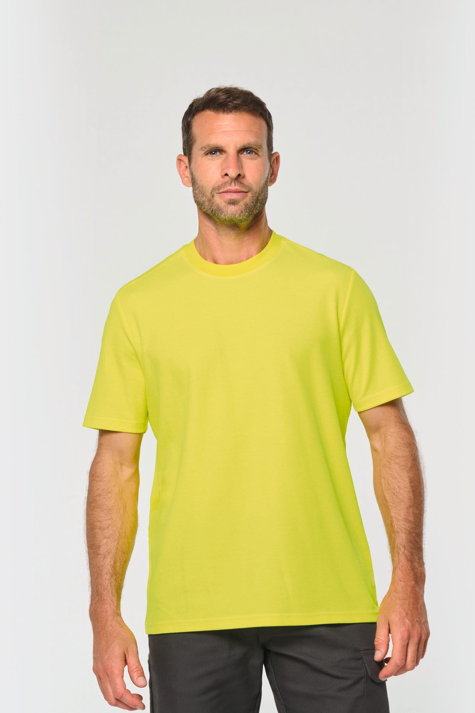 T-shirt unisexe écoresponsable coton/polyester en situation