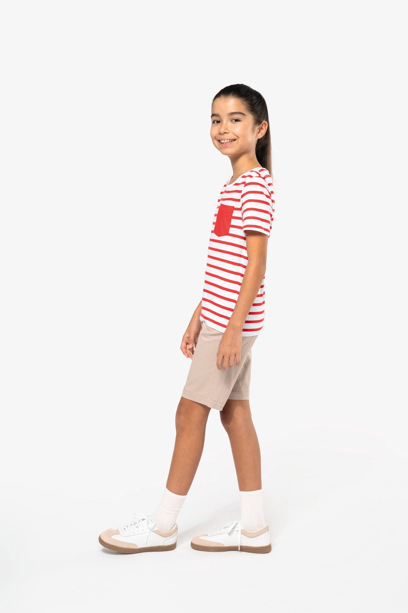 T-shirt rayé marin avec poche manches courtes enfant en situation