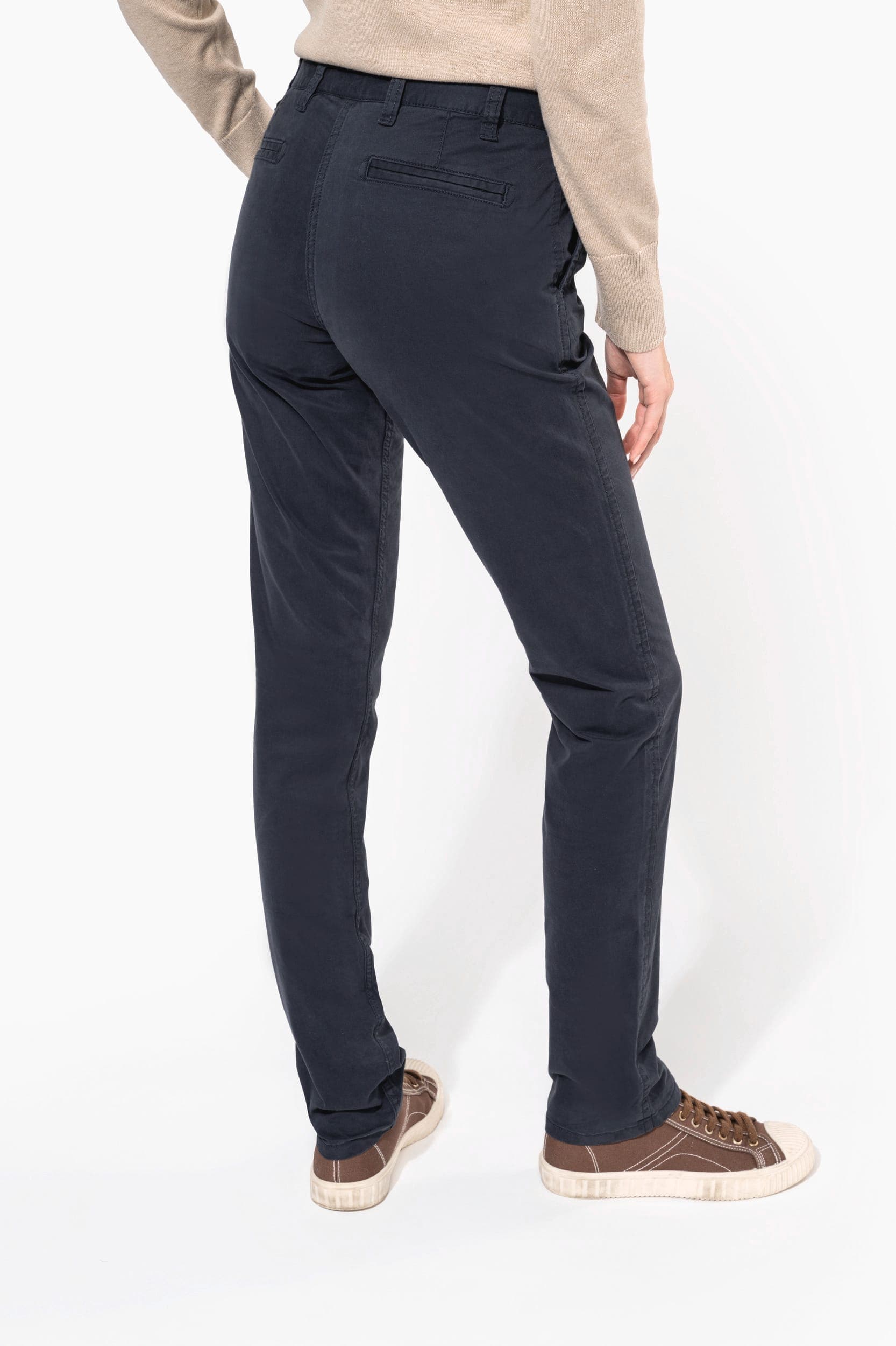Pantalon chino femme en situation