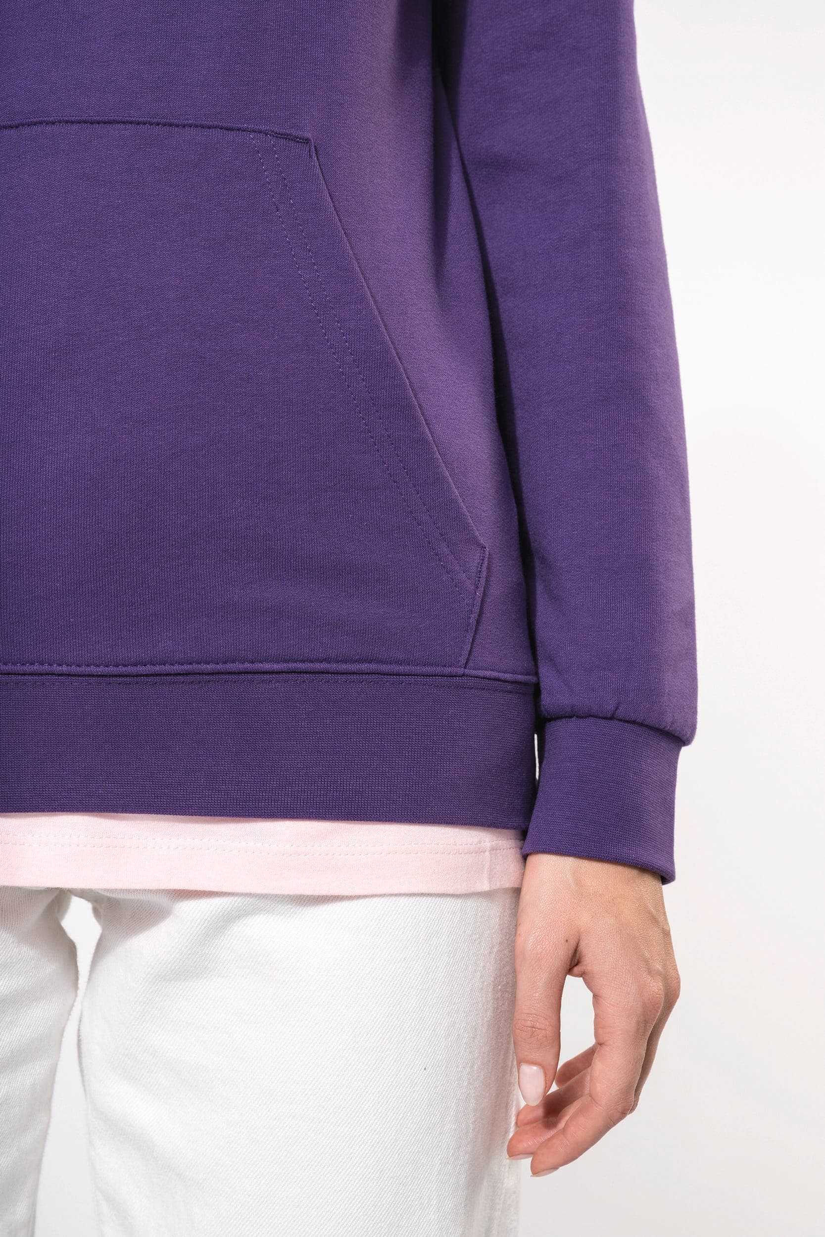 Sweat-shirt capuche femme en situation