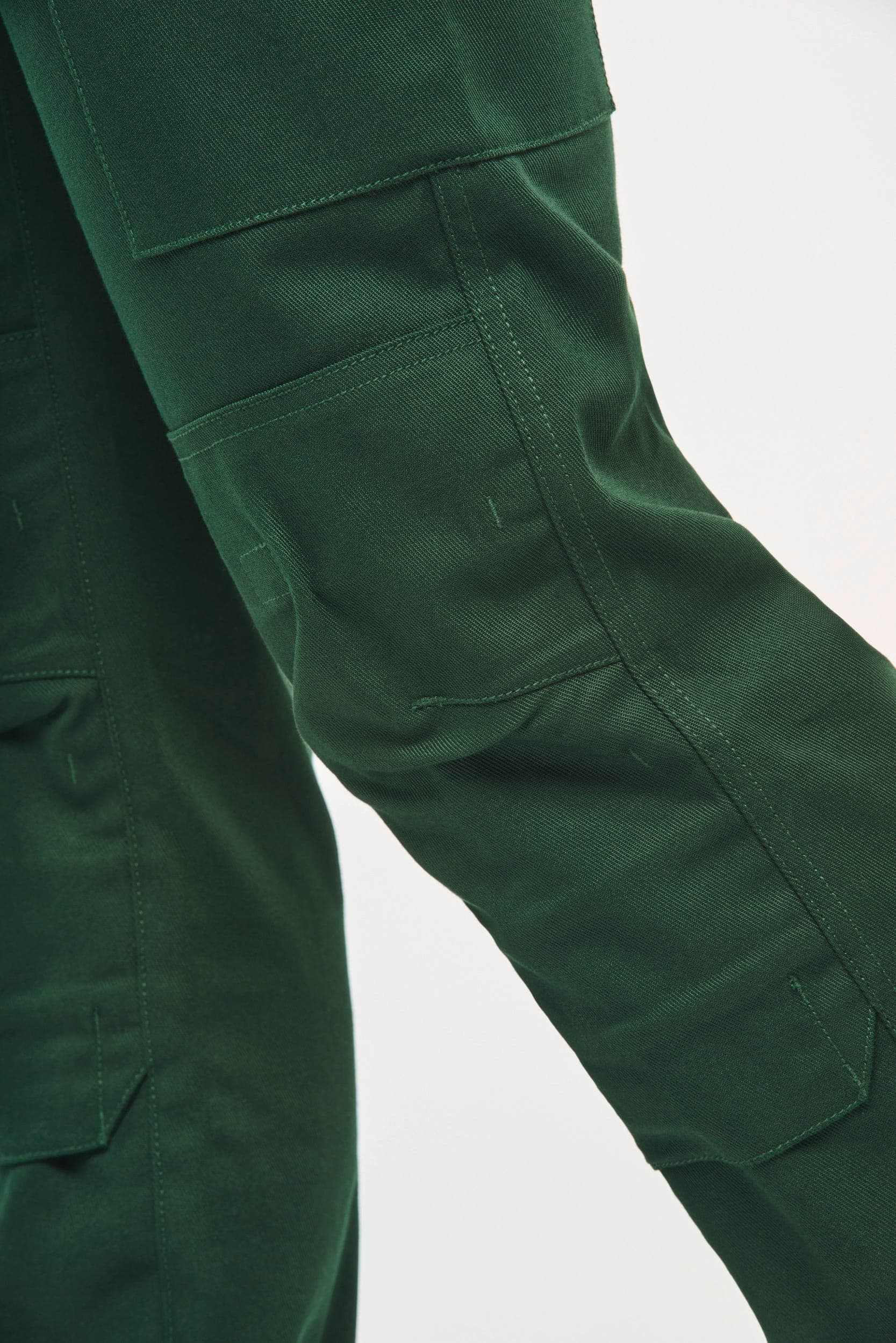 Pantalon de travail multipoches femme en situation