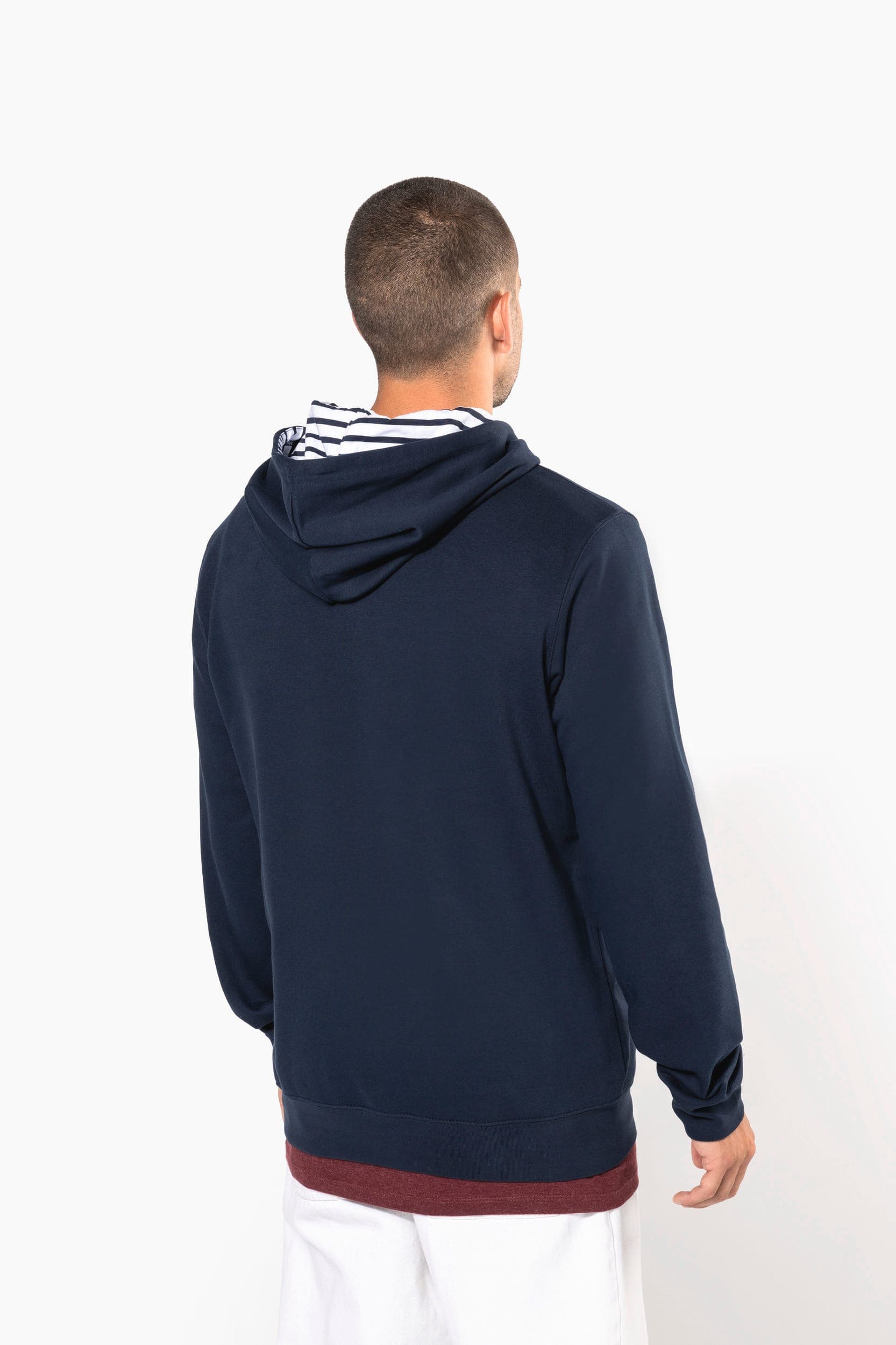 Sweat-shirt à capuche contrastée à motifs unisexe en situation