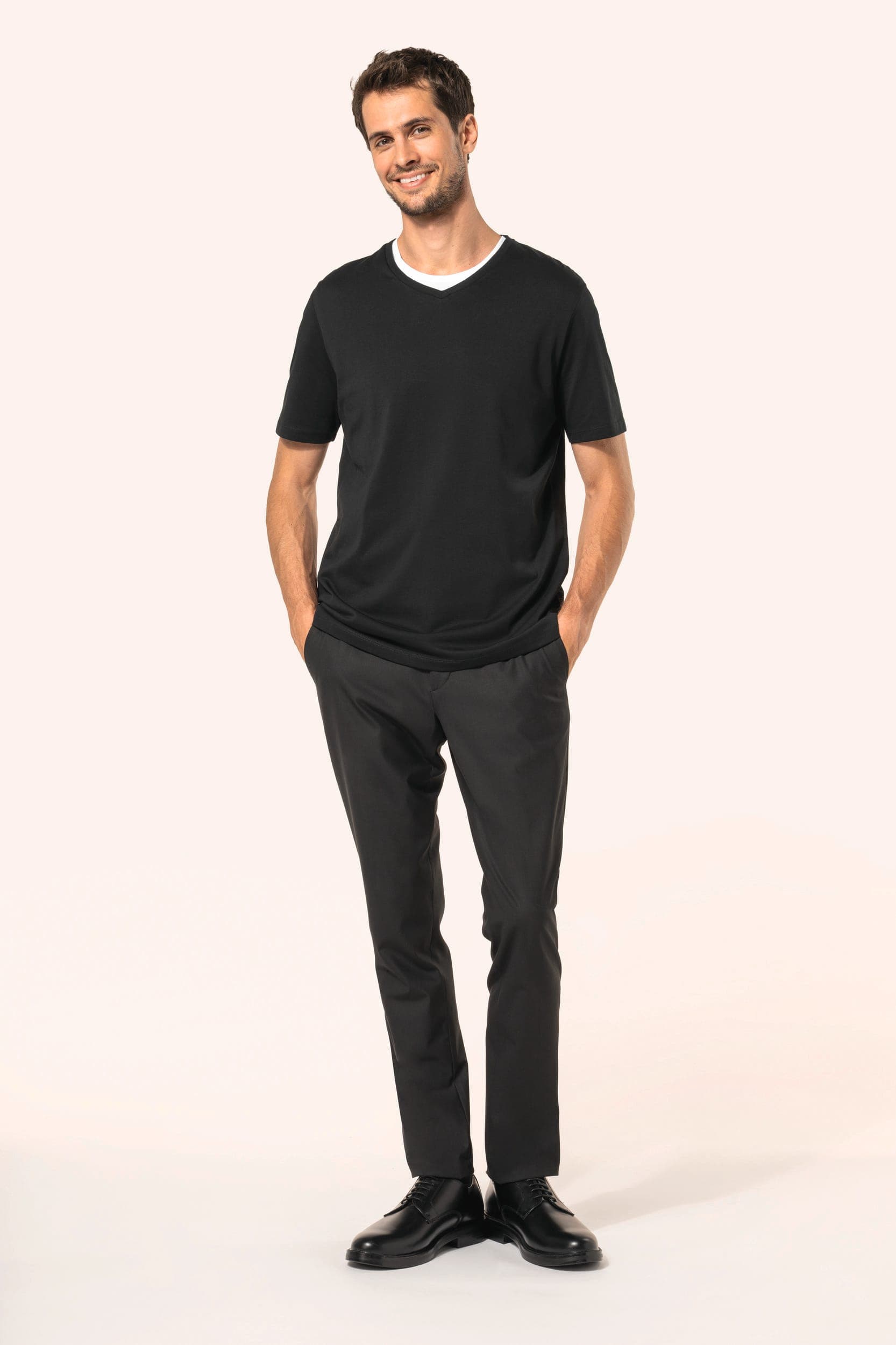 T-shirt Supima® col V manches courtes homme en situation
