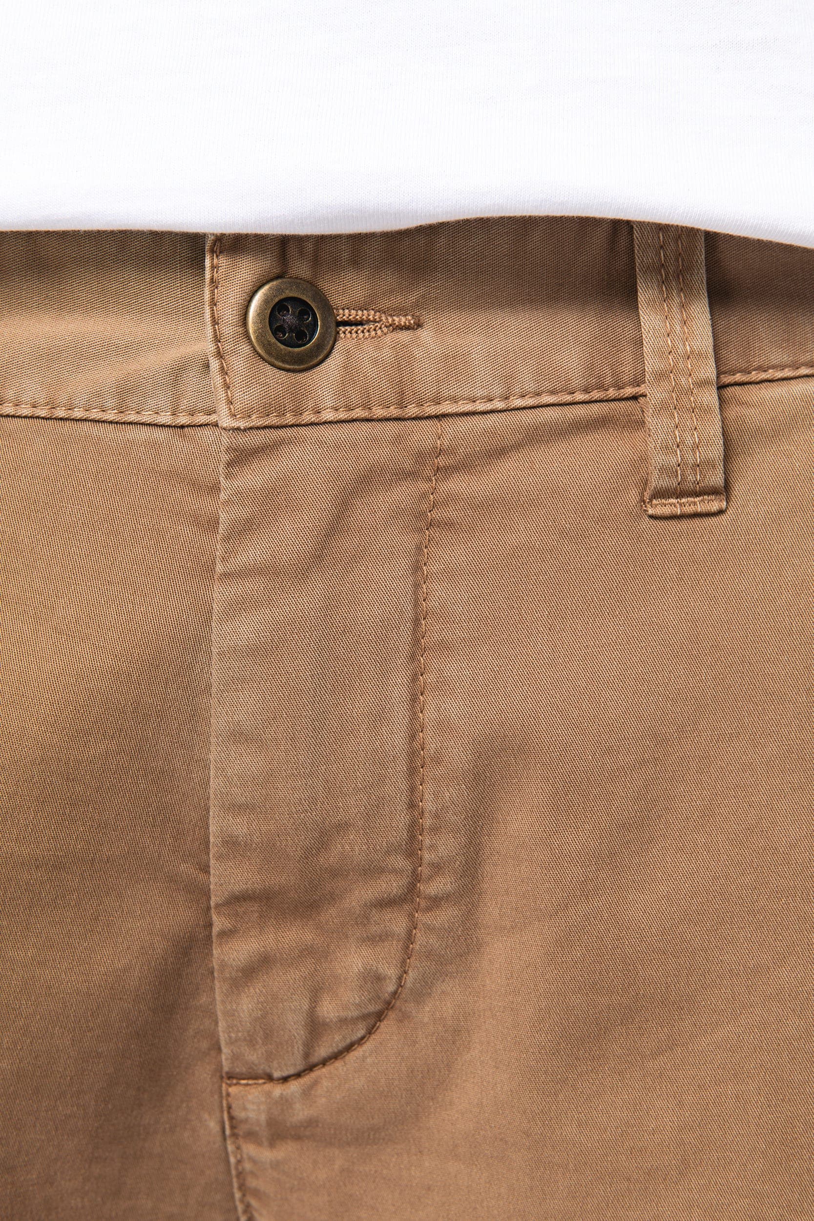 Pantalon cargo écoresponsable délavé homme en situation