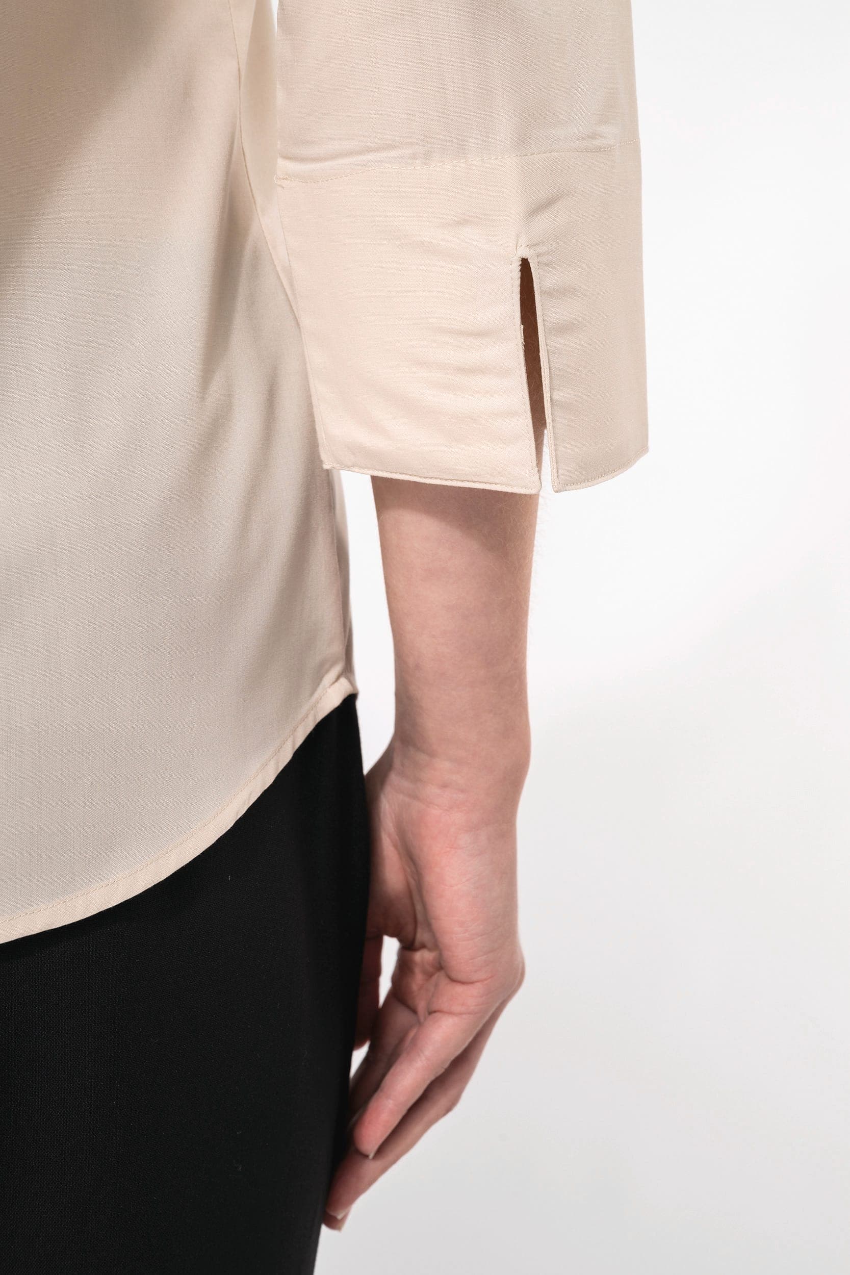 Chemise popeline polycoton manches 3/4 entretien facile femme en situation
