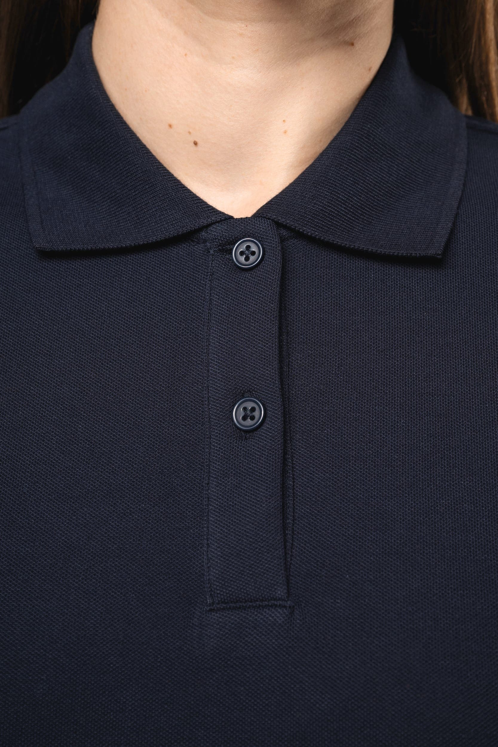 Polo piqué manches courtes femme en situation