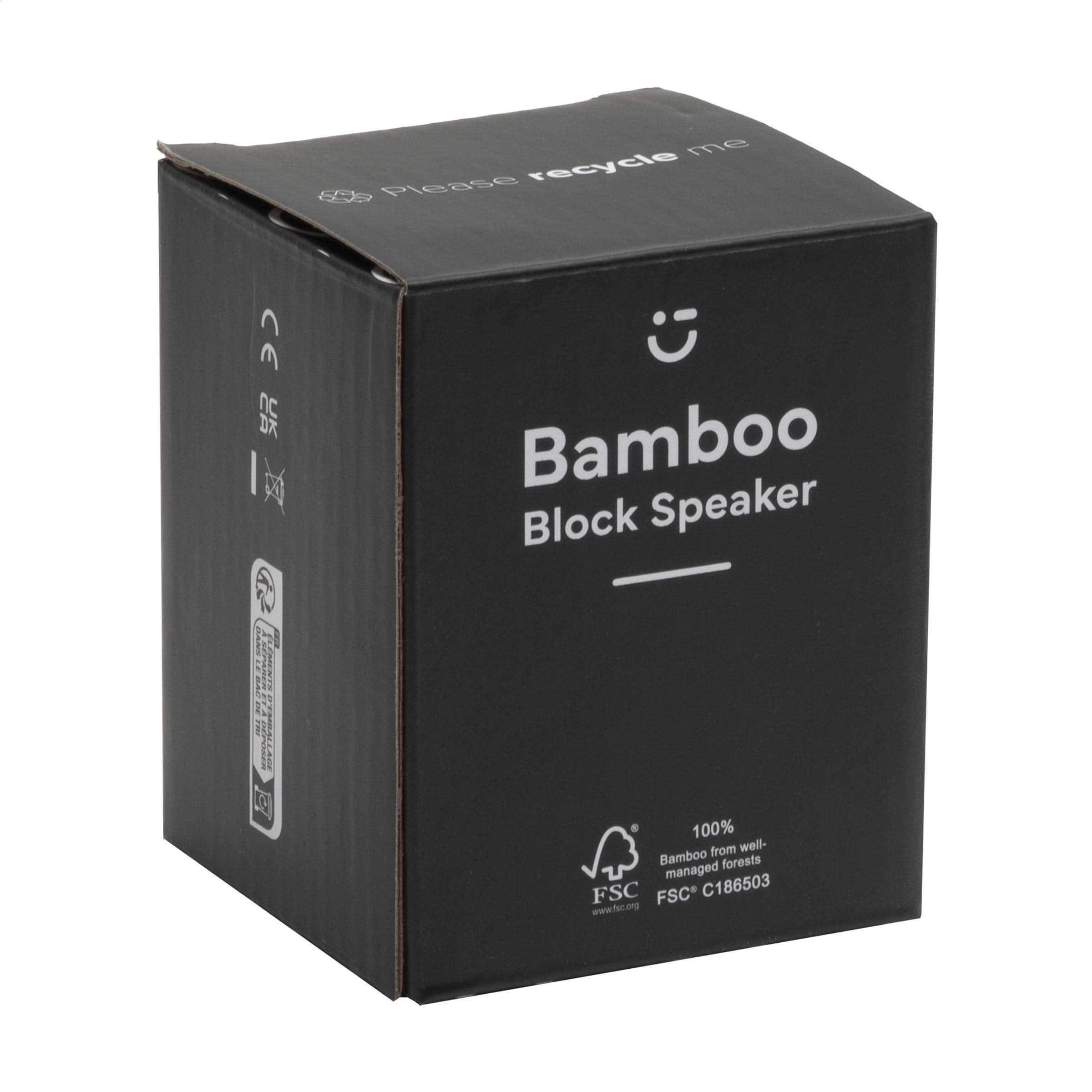 Enceinte bambou avec chargeur sans fil en situation