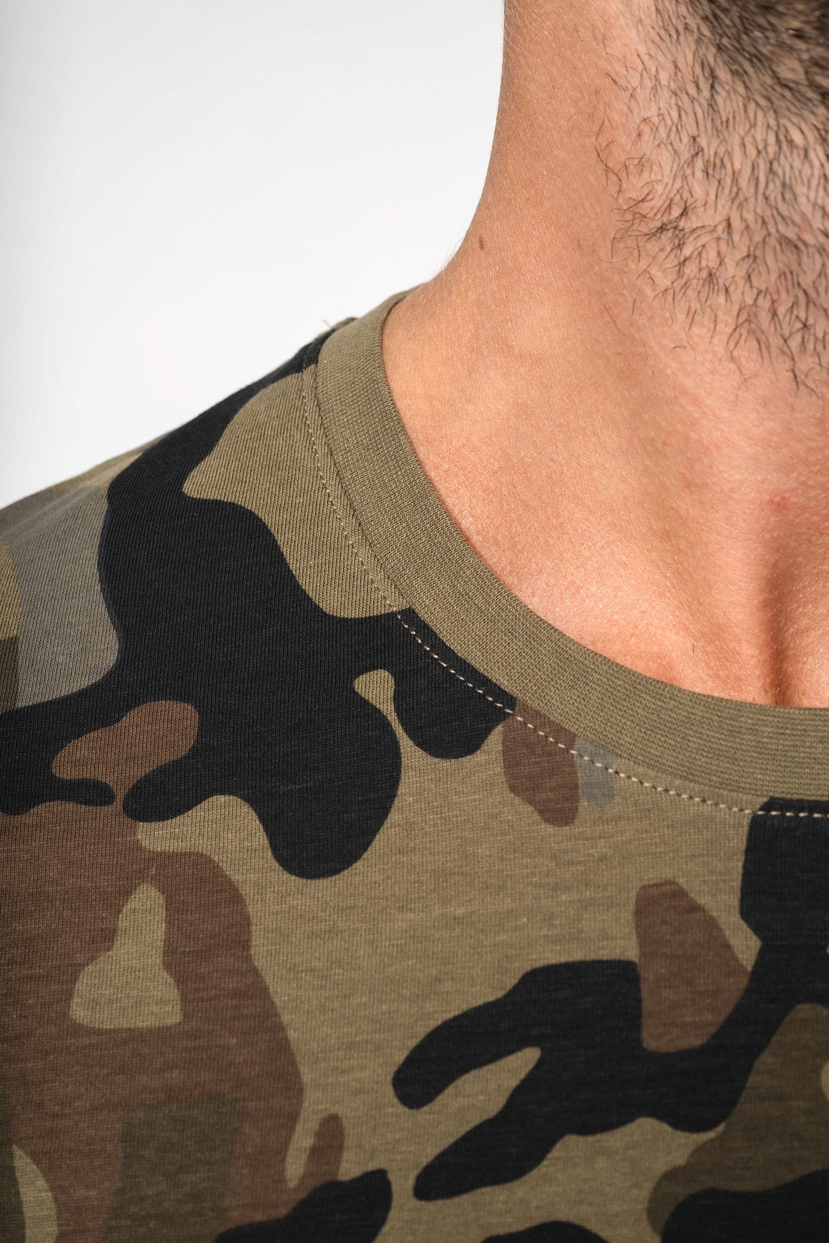 T-shirt camo manches courtes homme en situation