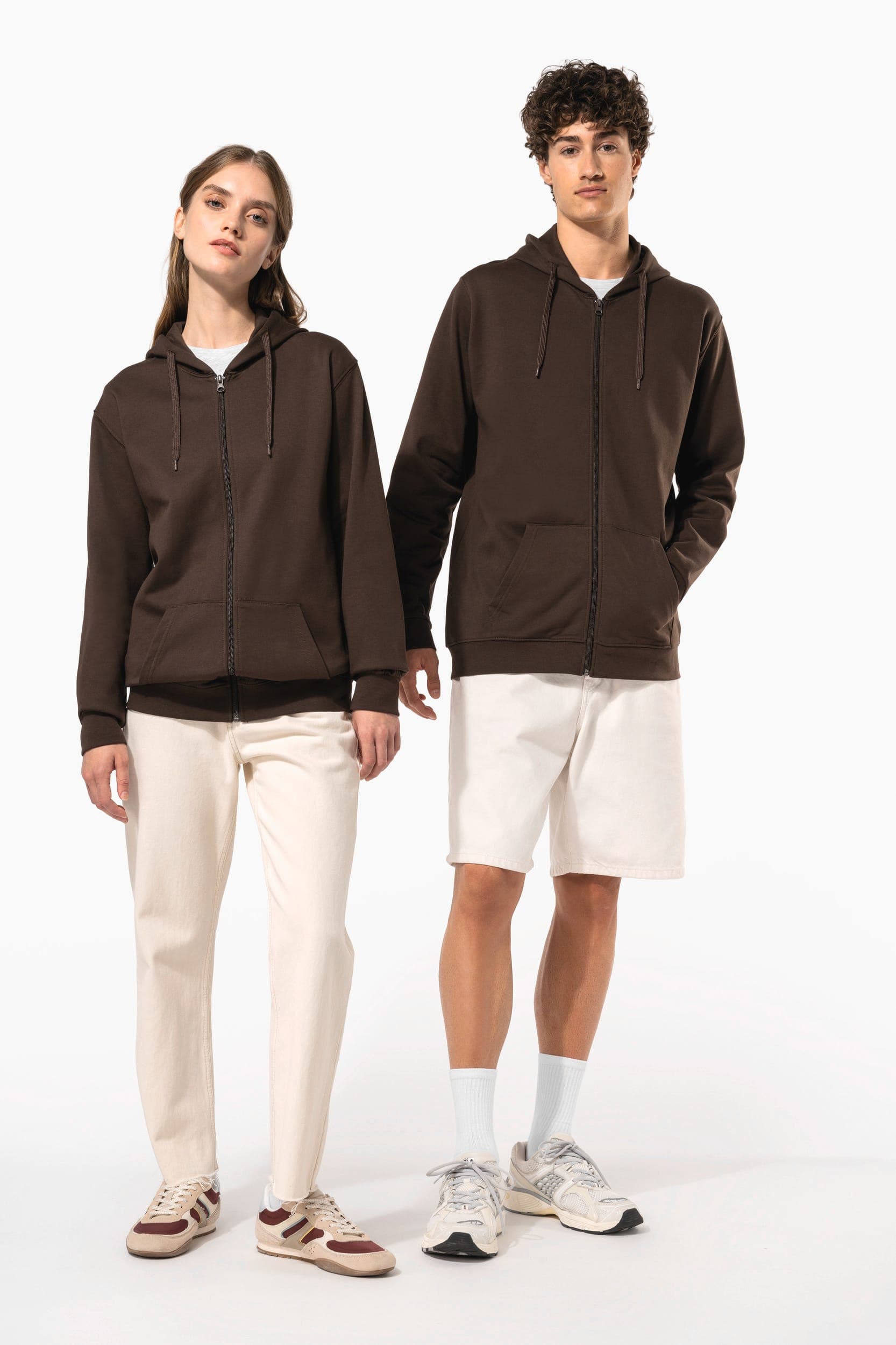Sweat-shirt zippé capuche unisexe en situation