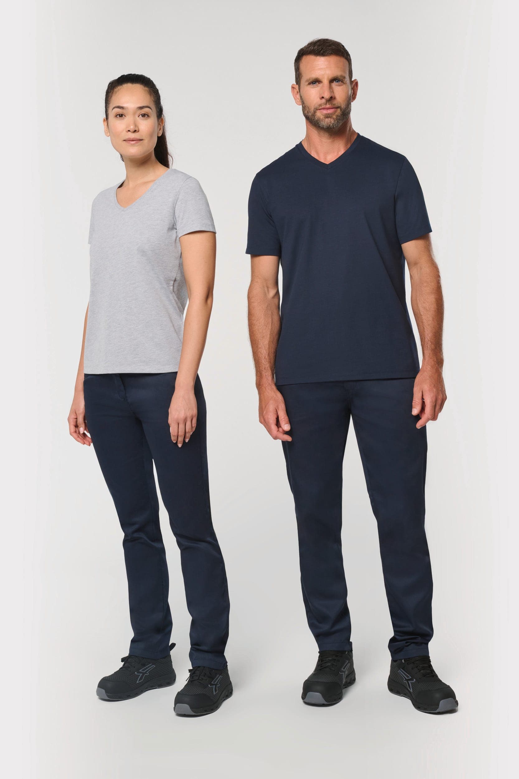 T-shirt écoresponsable col V antibactérien femme en situation