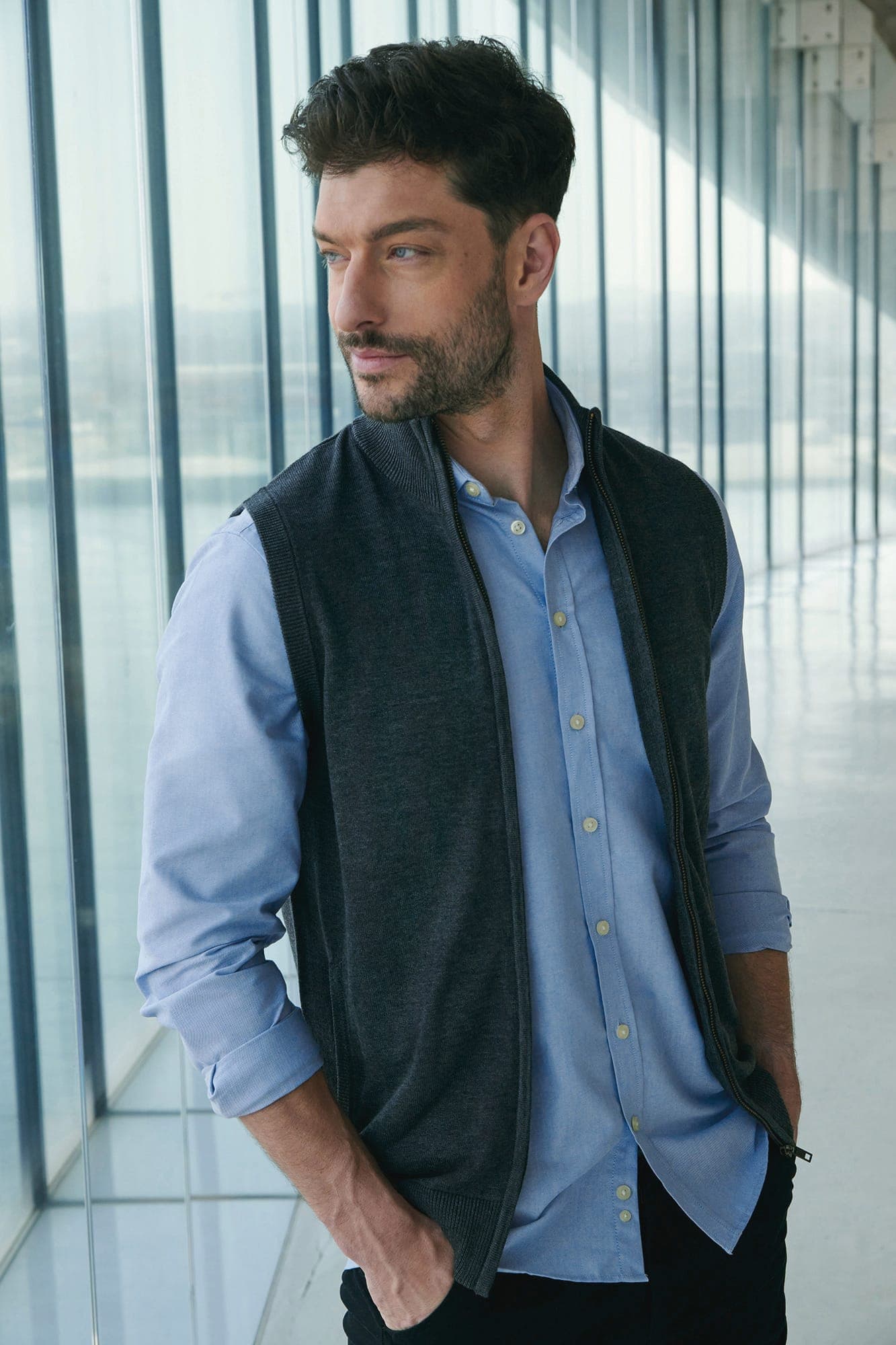 Pull zippé sans manches pour homme en situation