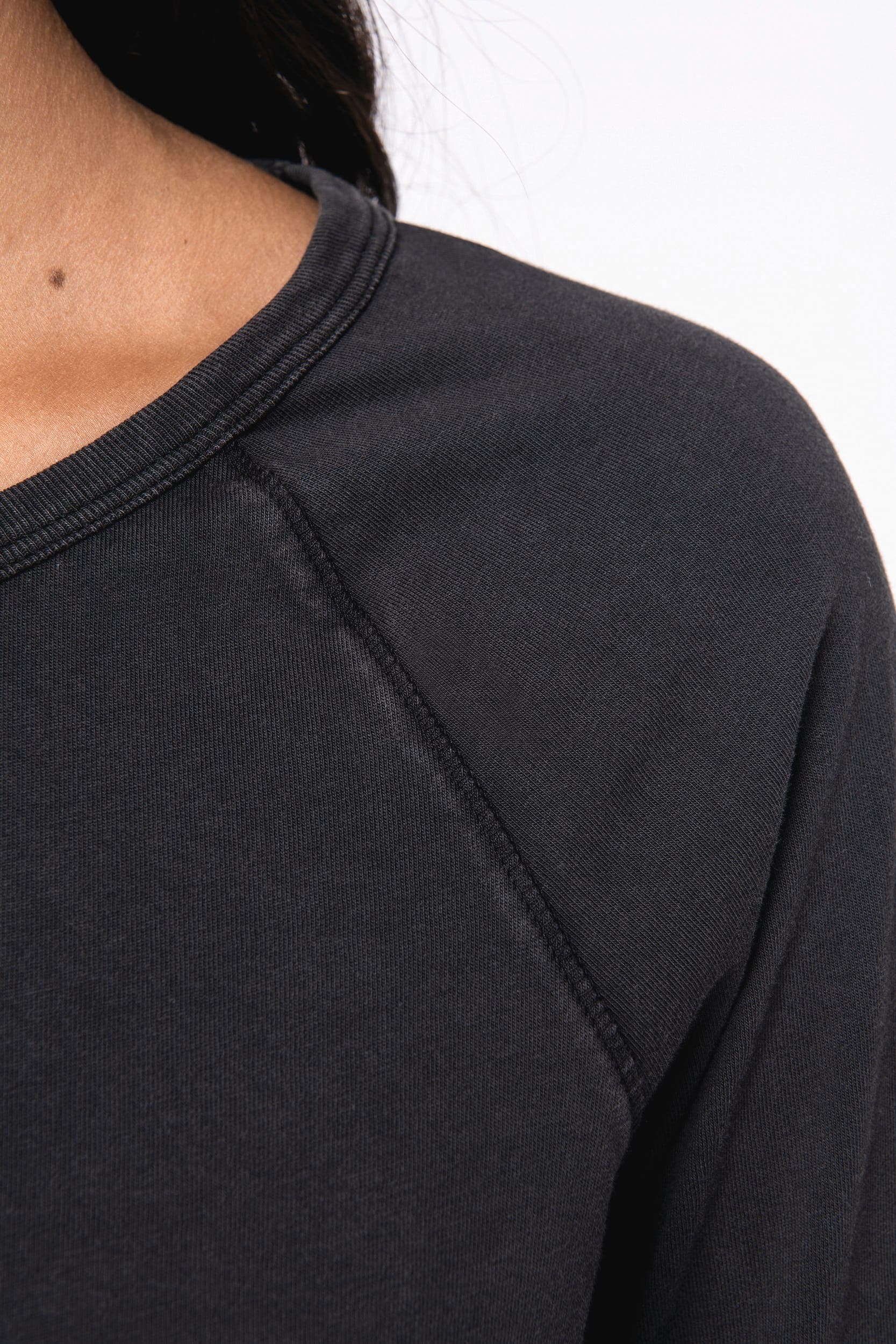 T-shirt écoresponsable raglan manches longues femme en situation
