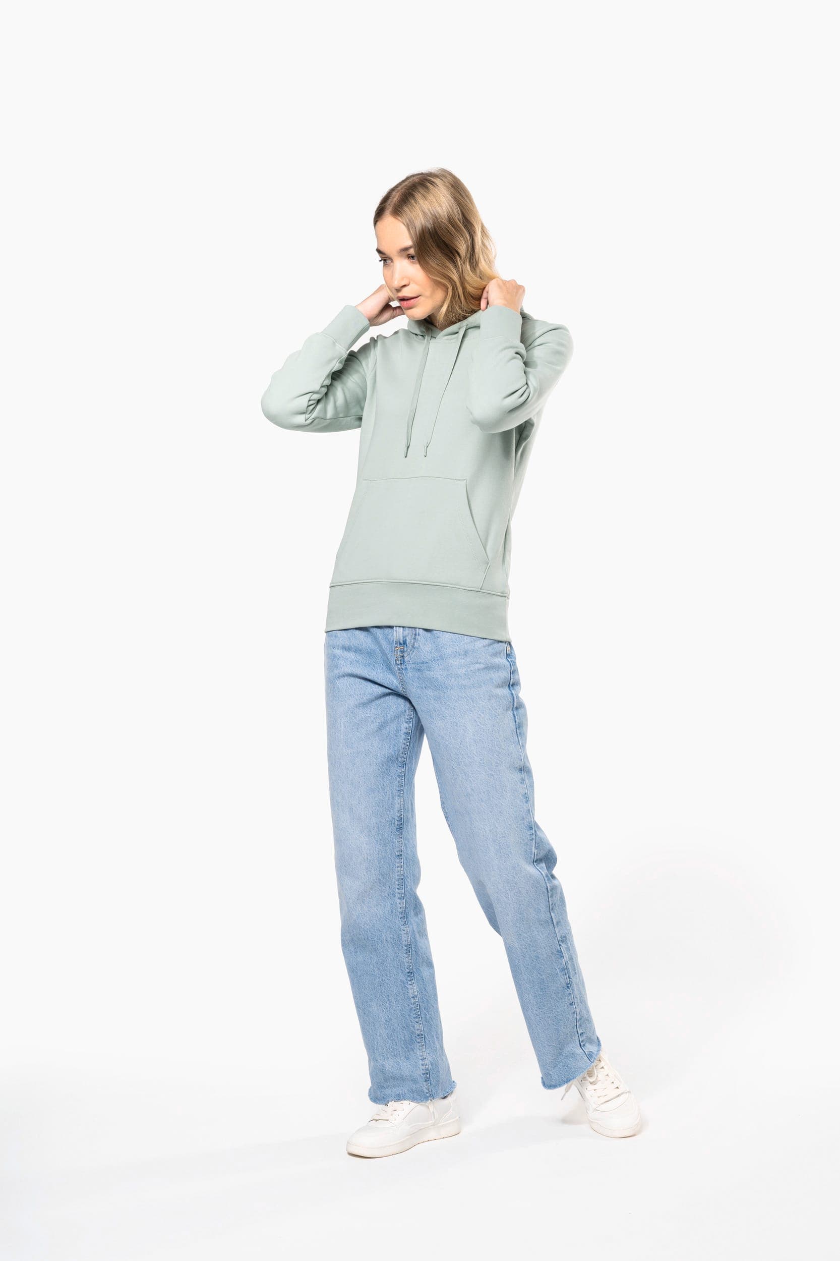 Sweat-shirt écoresponsable à capuche femme en situation