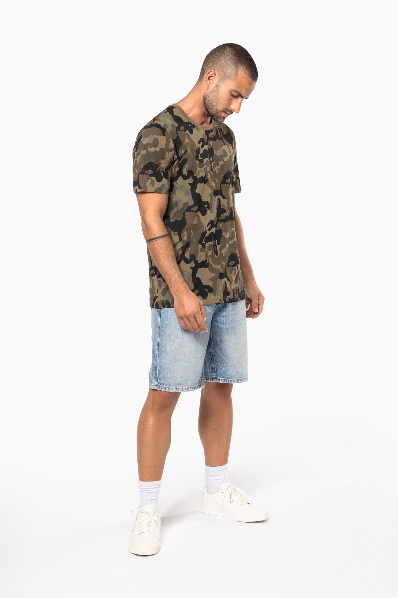 T-shirt camo manches courtes homme en situation
