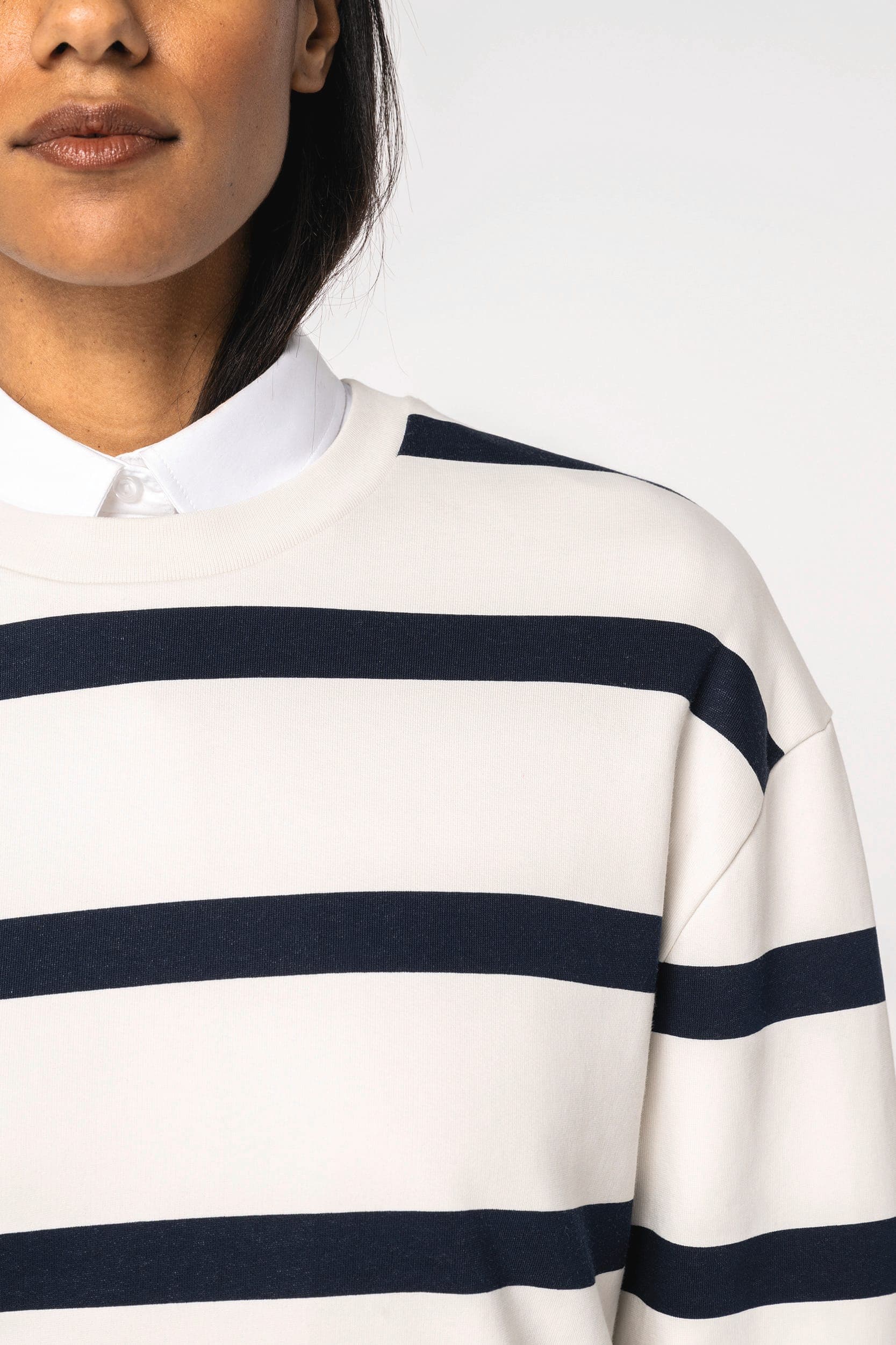 Sweat-shirt écoresponsable à col rond à rayures et épaules tombantes unisexe en situation