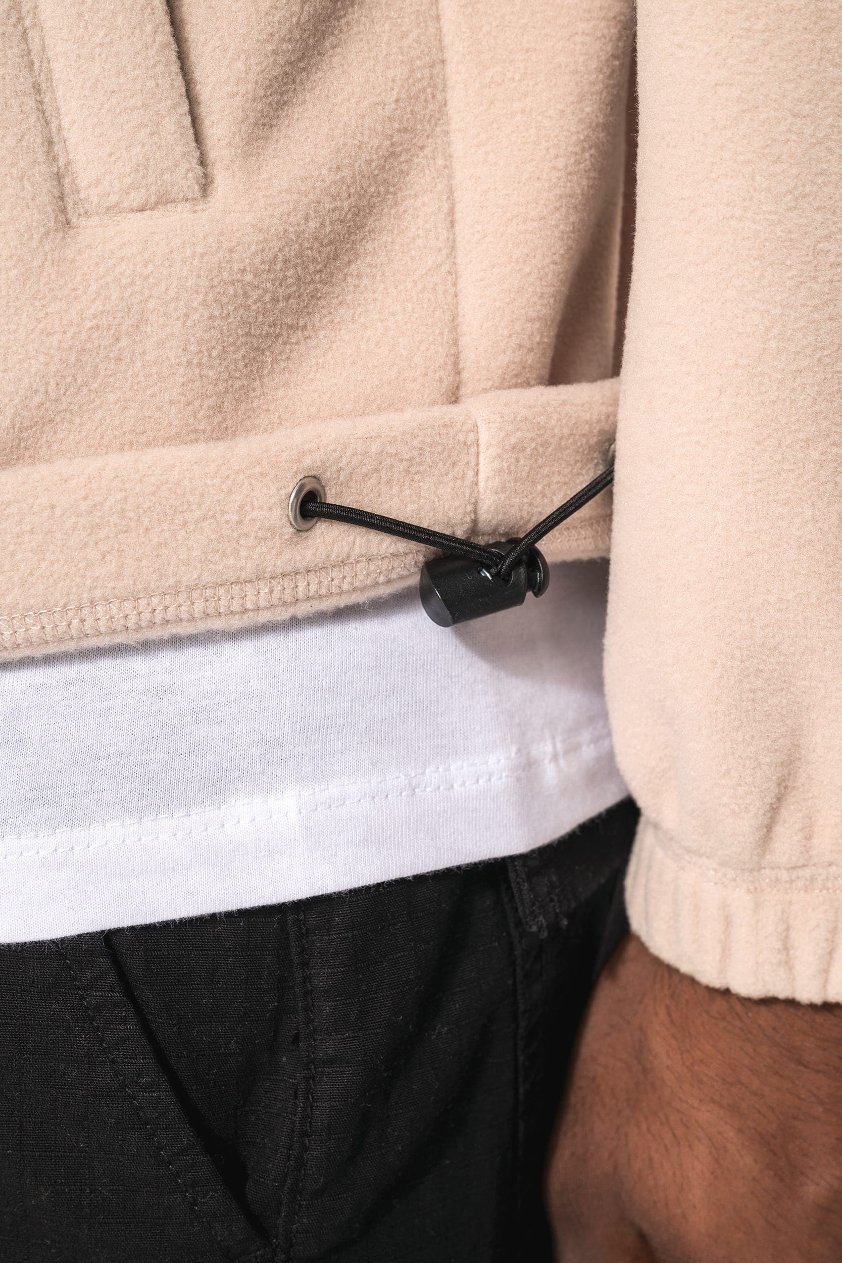 Veste polaire ajustable à poignets élastiqués en situation