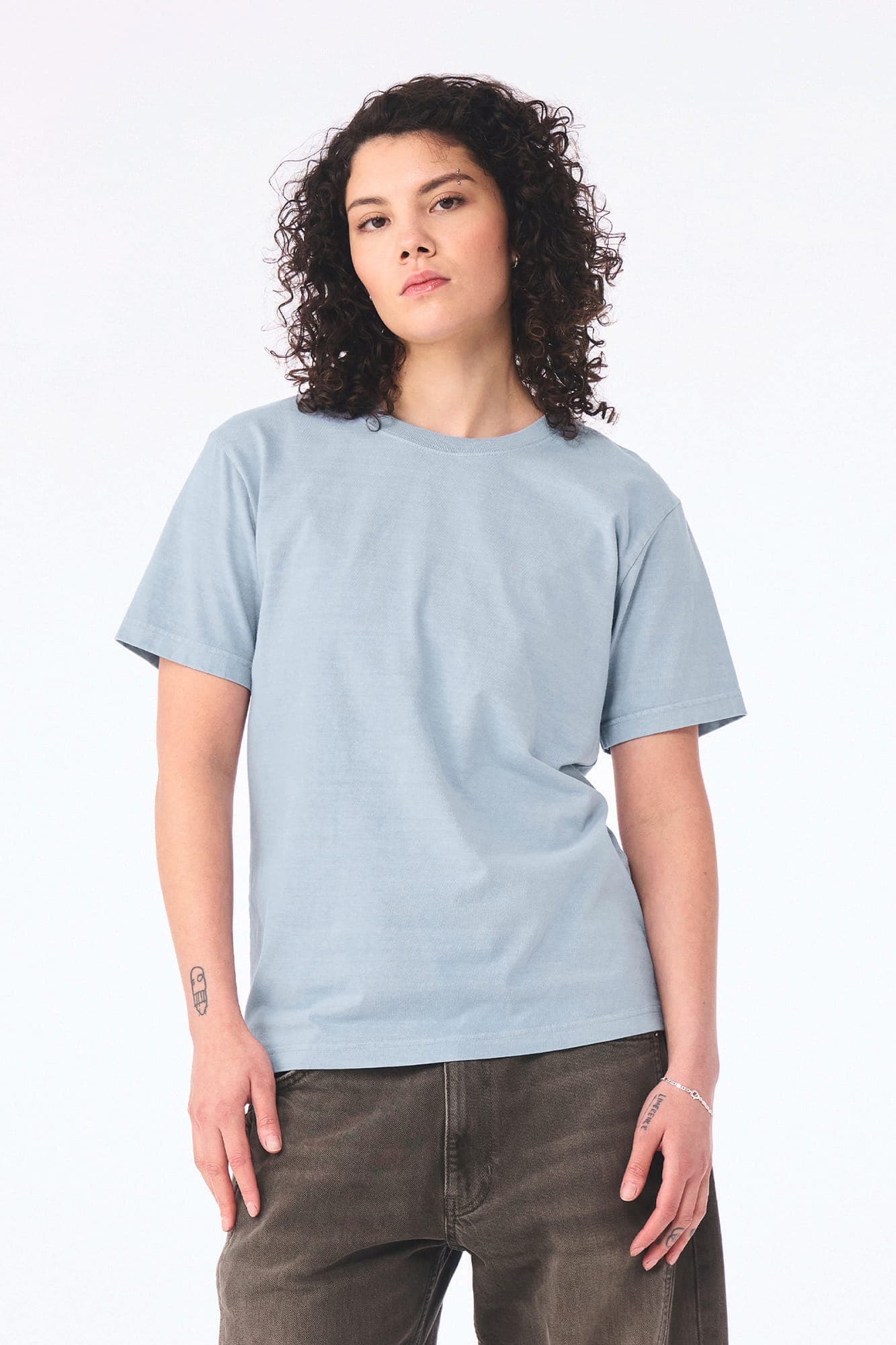 T-shirt délavé épais unisexe en situation
