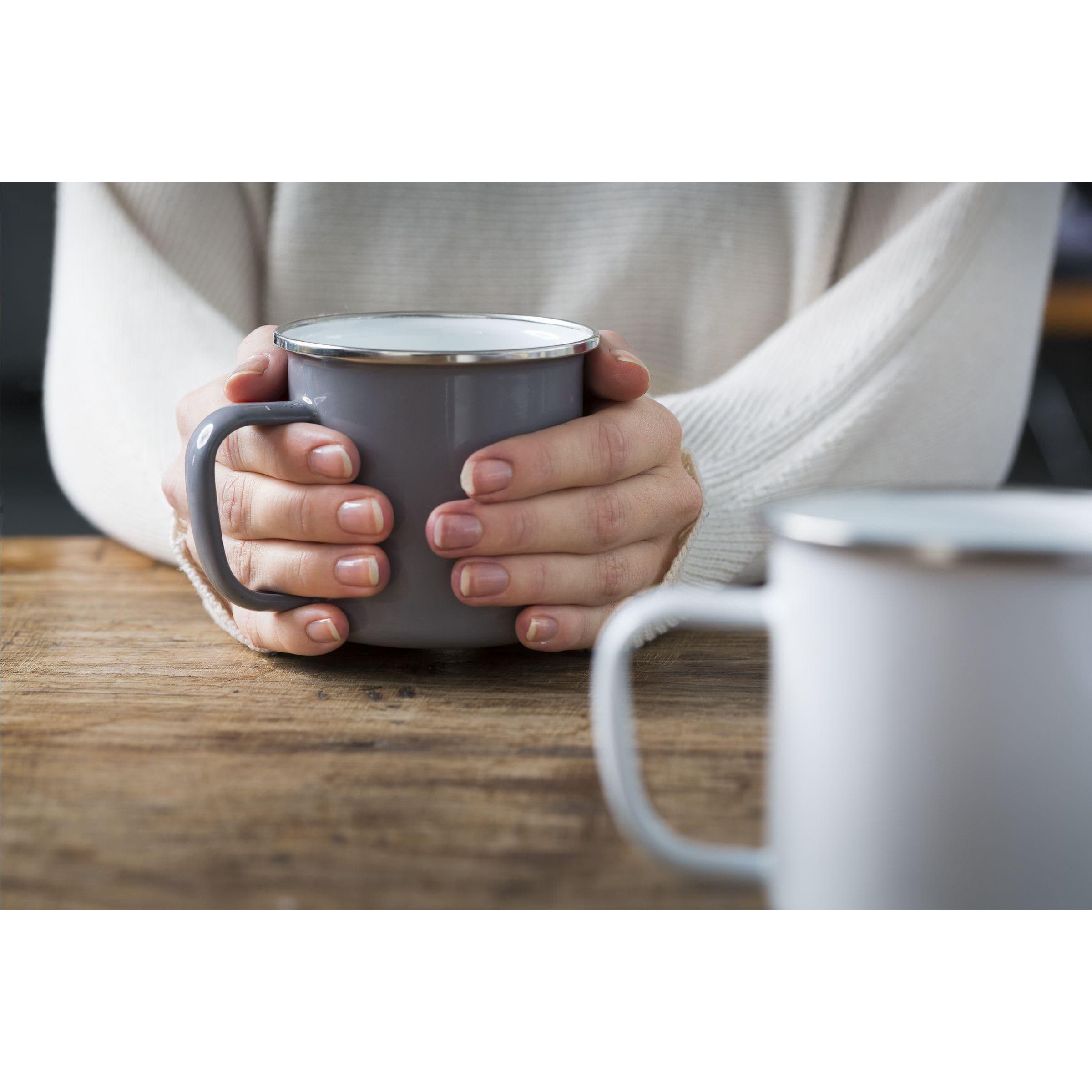 Mug Retro Silver en émail 350 ml en situation