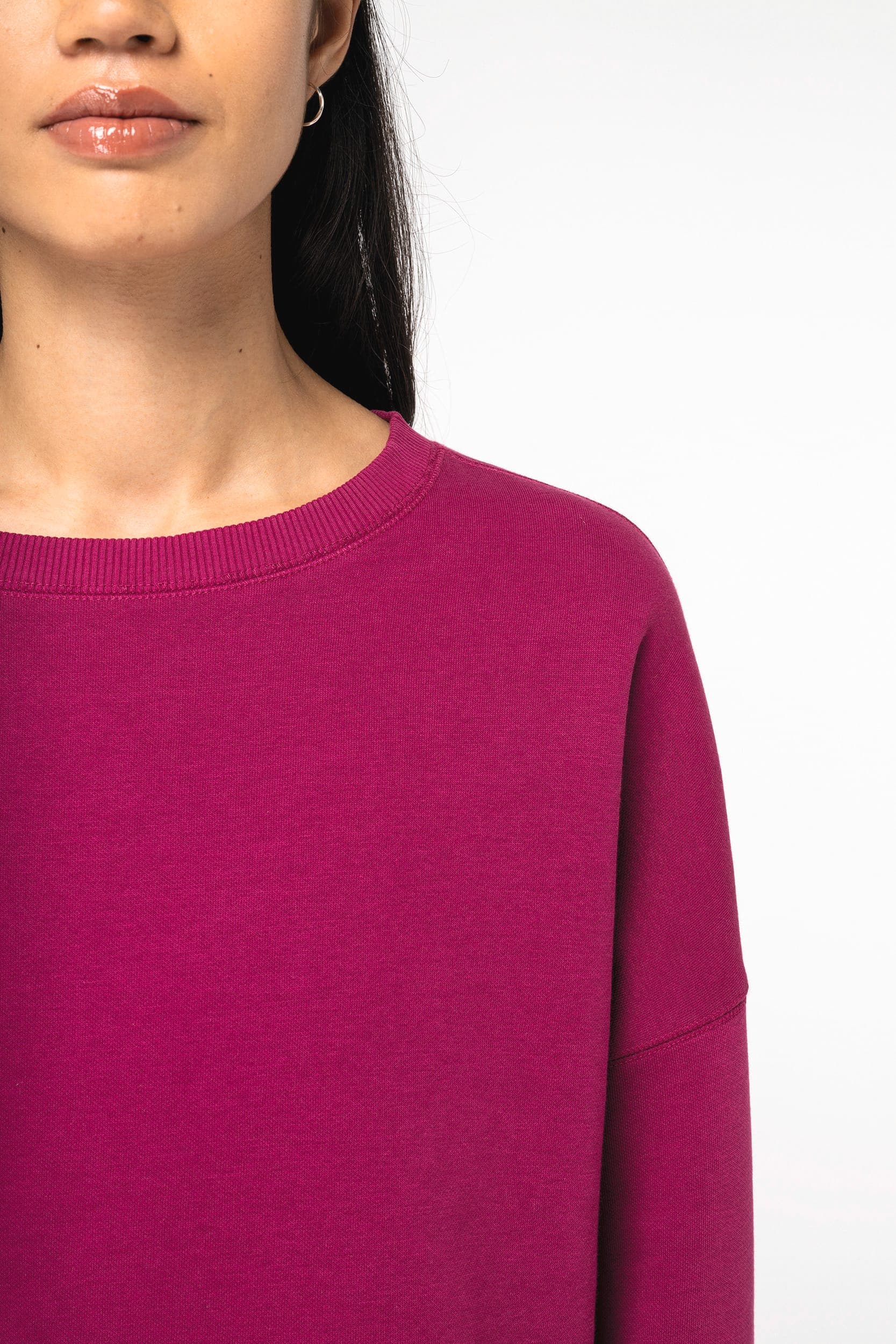 Sweat-shirt écoresponsable à col rond oversize crop femme en situation