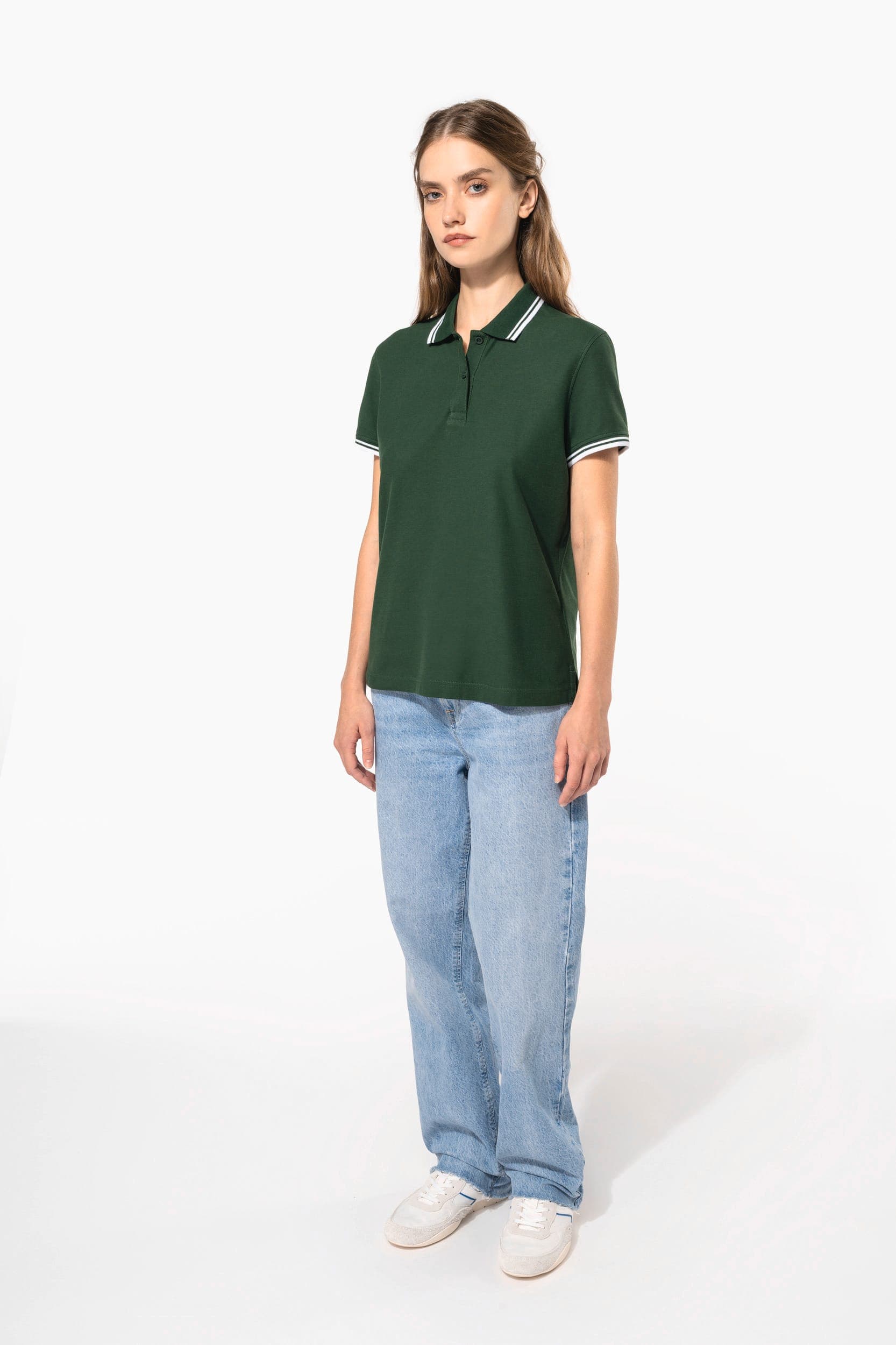 Polo femme manches courtes à liserés contrastés en situation