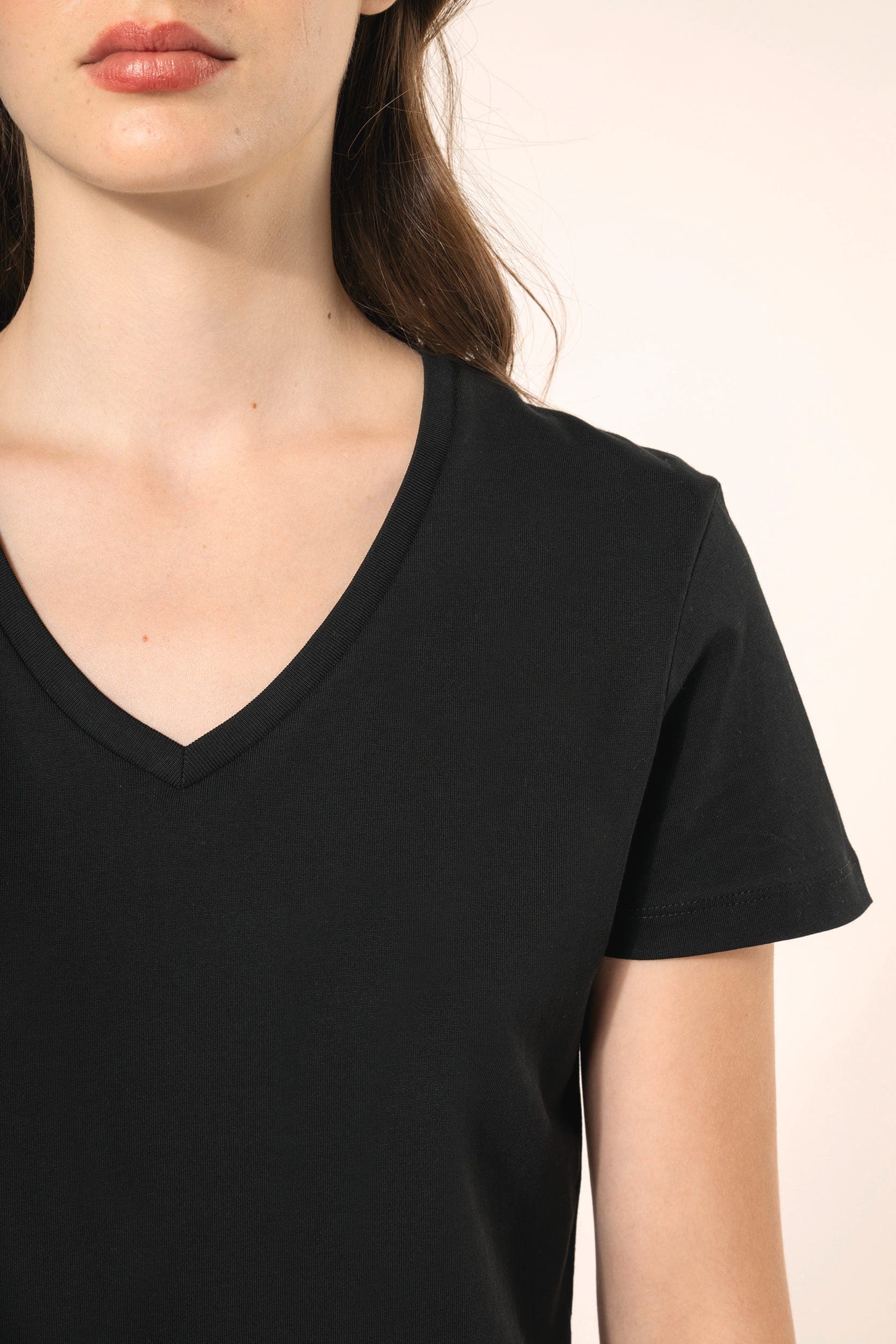 T-shirt Supima® col V manches courtes femme en situation