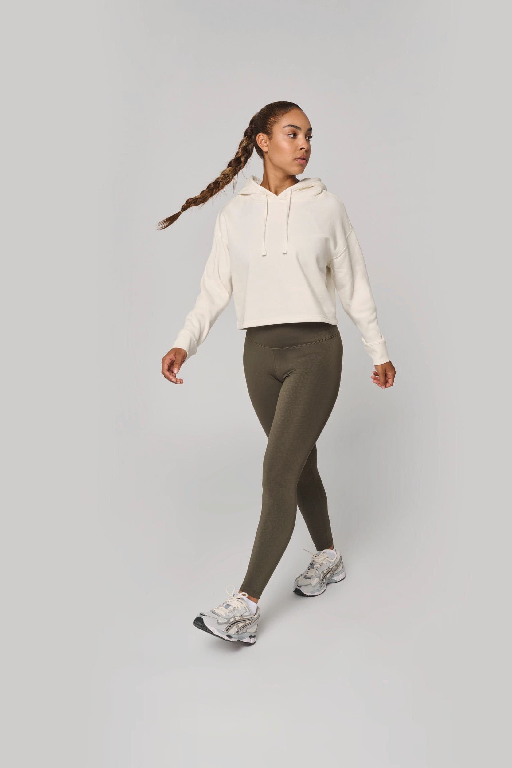 Sweat-shirt crop à capuche femme en situation
