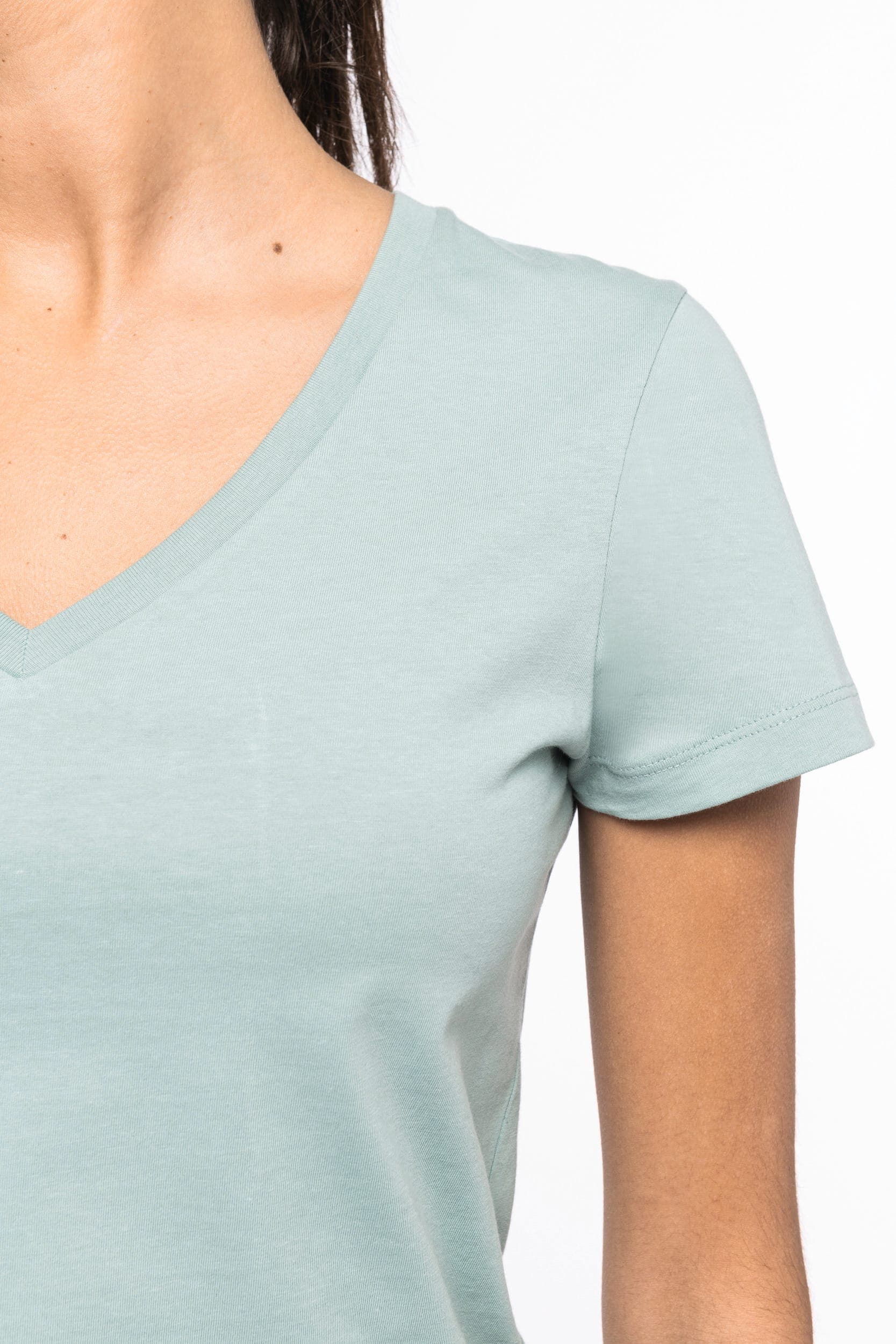 T-shirt écoresponsable col V femme en situation
